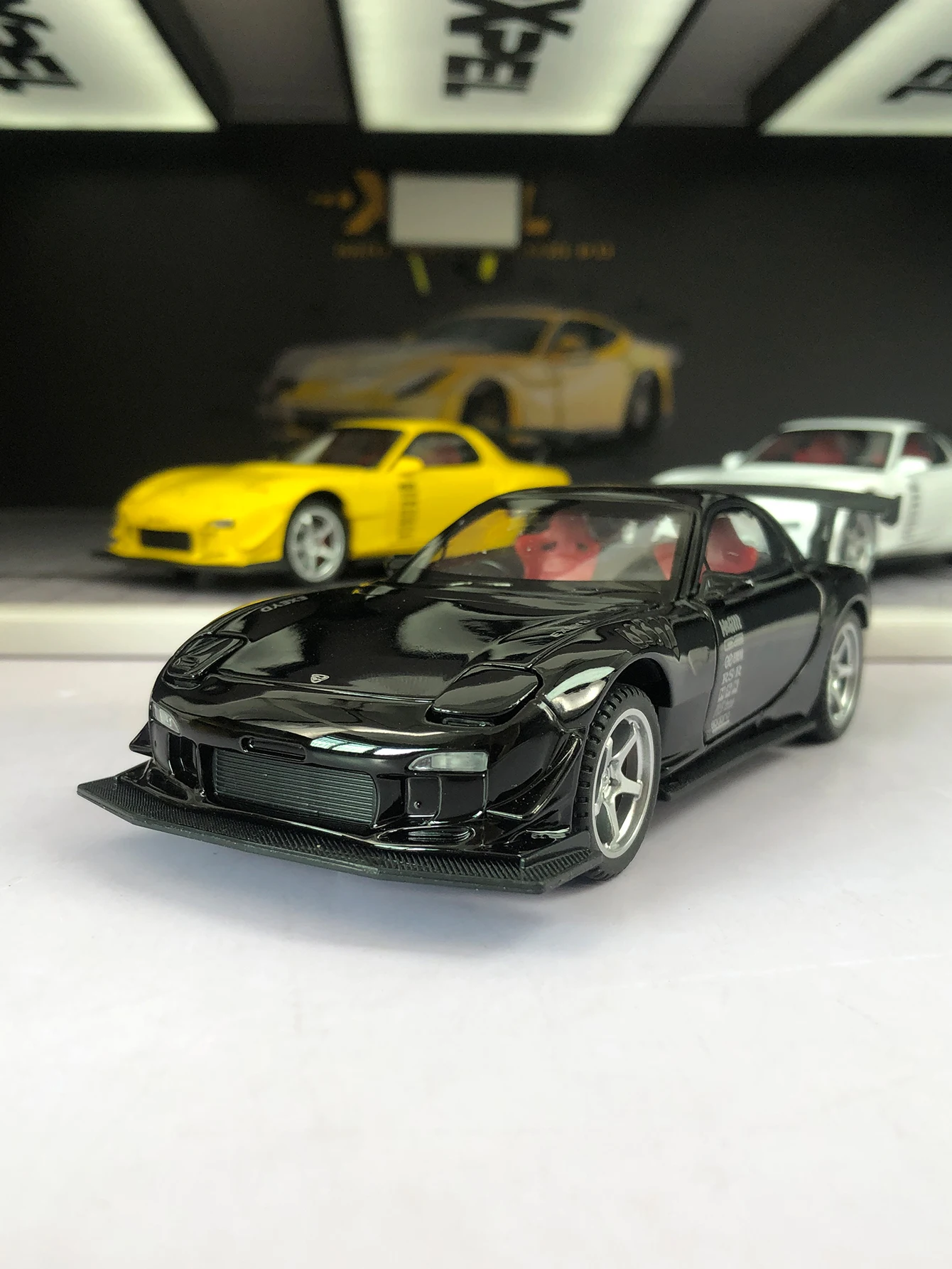1:32 simulation zinc alloy RX-7 FD model car, static ornament, metal collectible gift car
1:32 simulation zinc alloy RX-7 FD model car, static ornament, metal collectible gift car