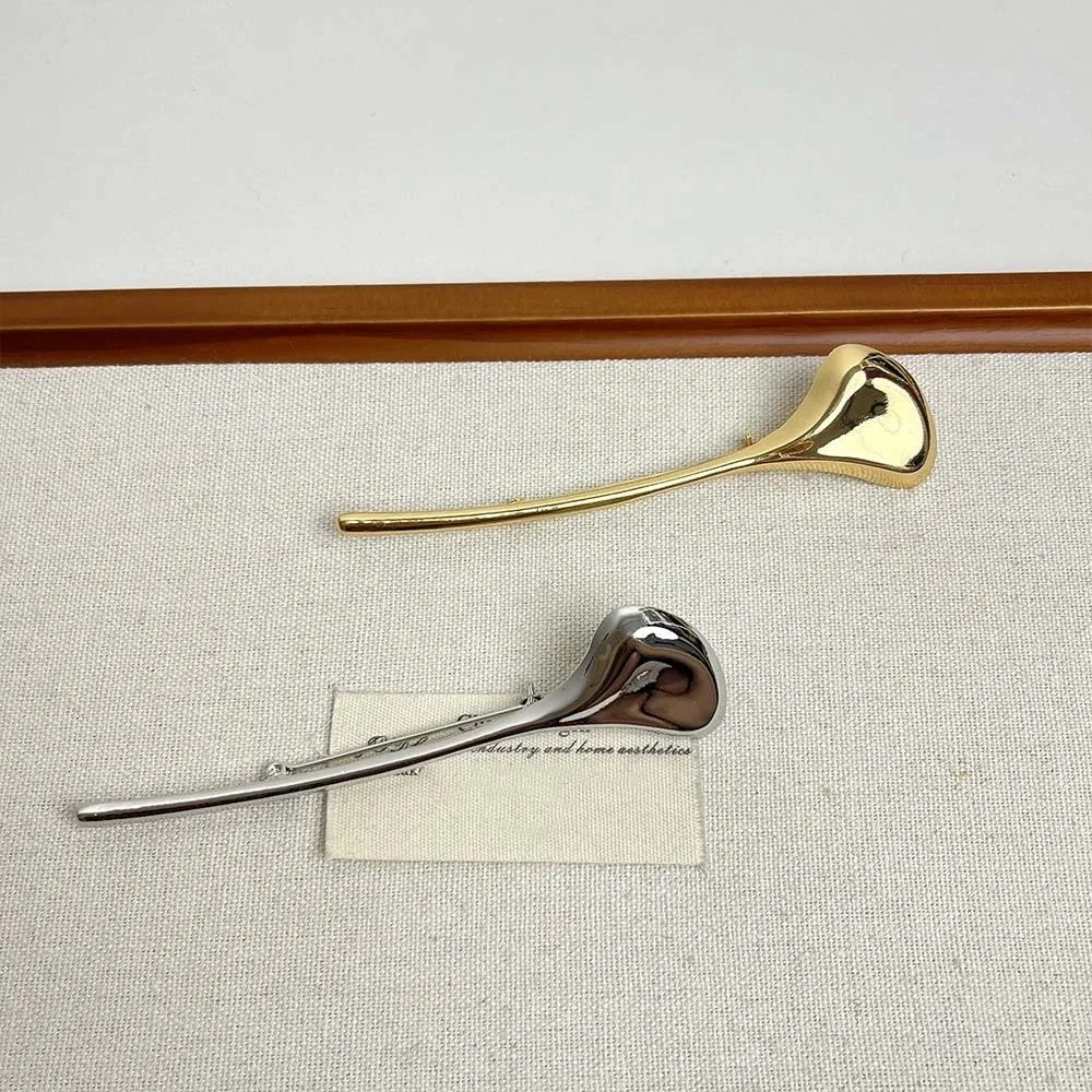 Exquisite Corsage Ornament Ginkgo Leaf Brooch French Style Vintage Long Leaf Pin Elegant Silver Metal Glossy Brooch Banquet
Exquisite Corsage Ornament Ginkgo Leaf Brooch French Style Vintage Long Leaf Pin Elegant Silver Metal Glossy Brooch Banquet