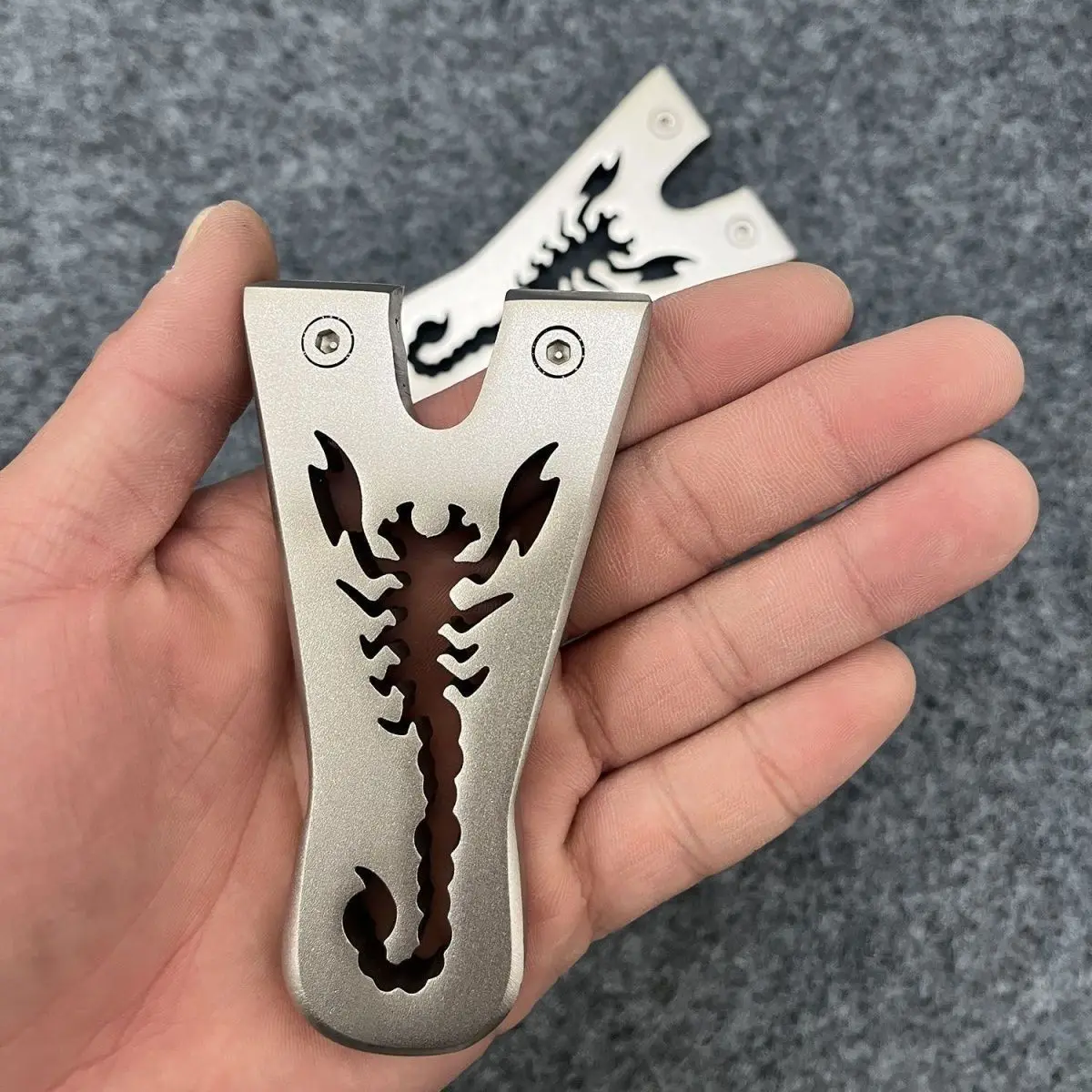 NEW Stainless Steel Flat Leather Slingshot Mini Scorpion Bow Quick Press No Tie Outdoor Portable EDC Pocket Tool 
NEW Stainless Steel Flat Leather Slingshot Mini Scorpion Bow Quick Press No Tie Outdoor Portable EDC Pocket Tool