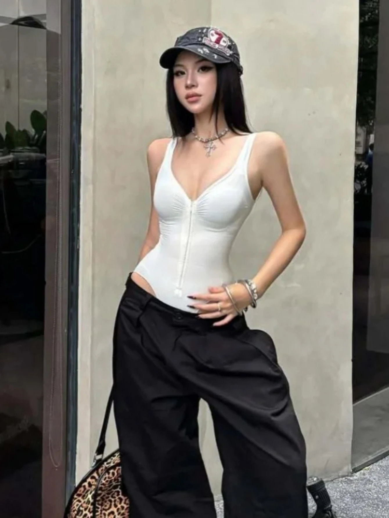 Новое боди, модное женское боди на молнии, тонкий однотонный ремень, топы с v-образным вырезом, повседневная уличная одежда с открытой спиной, одежда Y2K
Новое боди, модное женское боди на молнии, тонкий однотонный ремень, топы с v-образным вырезом, повседневная уличная одежда с открытой спиной, одежда Y2K