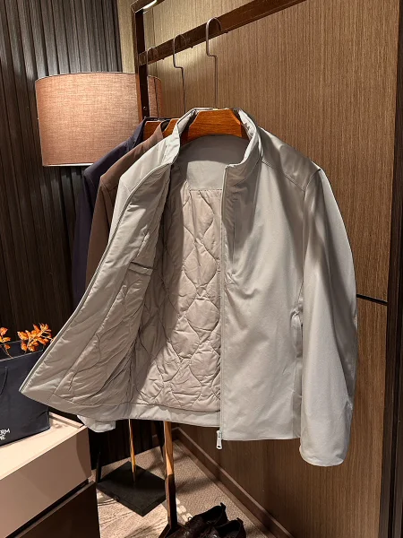 00% шерстяное мужское модное хлопковое пальто с воротником-стойкой, теплое универсальное зимнее пальто с воротником-стойкой, однотонное
00% шерстяное мужское модное хлопковое пальто с воротником-стойкой, теплое универсальное зимнее пальто с воротником-стойкой, однотонное