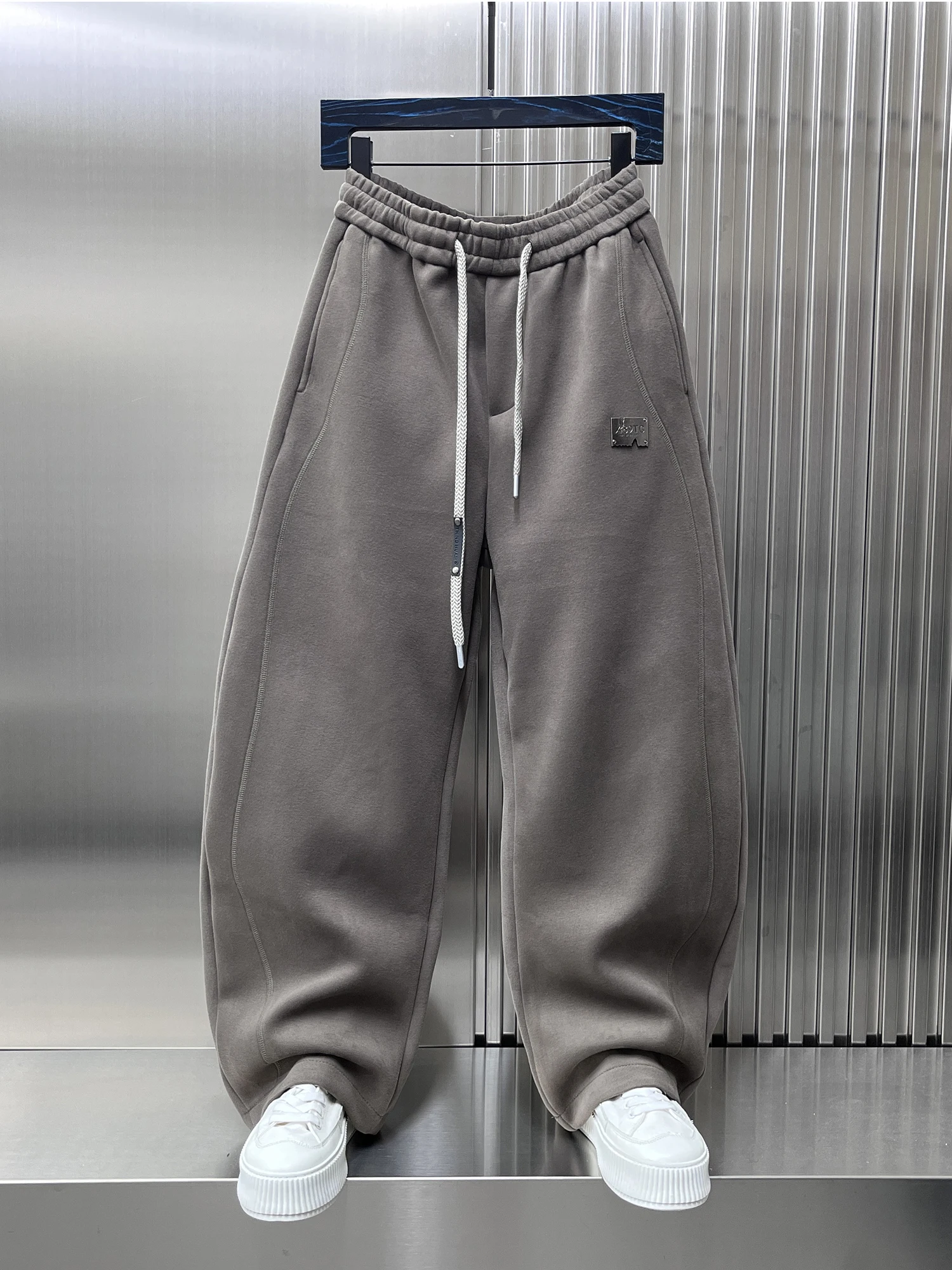 Свободные повседневные мужские широкие брюки American Sle Haome Lazy Design Sensation Свободный крой Удобные спортивные брюки
Свободные повседневные мужские широкие брюки American Sle Haome Lazy Design Sensation Свободный крой Удобные спортивные брюки