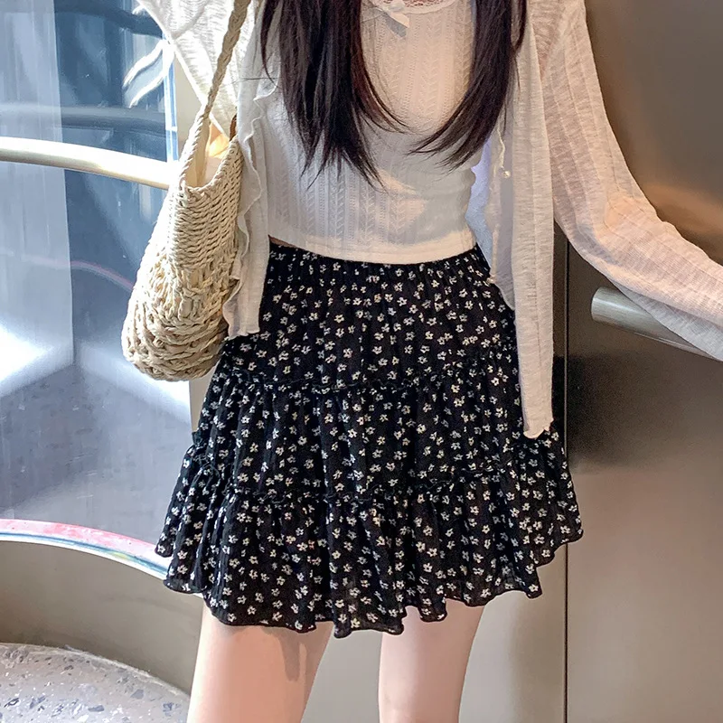 Women's summer new high-waisted A-type mini skirt black floral skirt pommel skirt chiffon half skirt
Women's summer new high-waisted A-type mini skirt black floral skirt pommel skirt chiffon half skirt
