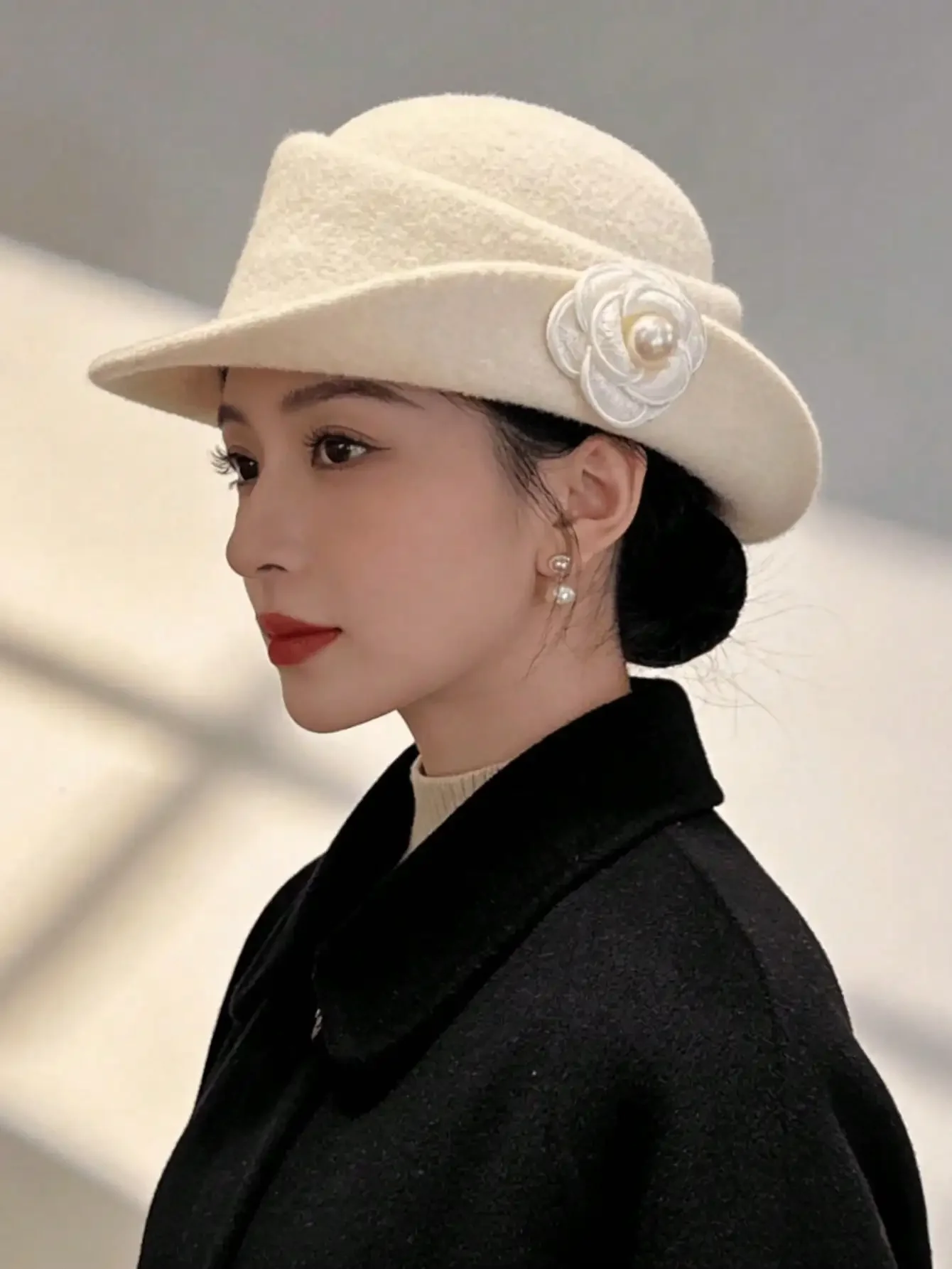1pc Women's Retro Wool Felt Bell-Shaped Hat, Decorated With Camellia Flowers And Pearls, Classic Asymmetric Brim, Suitable For Autumn/Winter, Elegant Floral Brooch Decoration, Women's Formal Occasion (Wedding/Party/Church/Daily) Headwear
1pc Women's Retro Wool Felt Bell-Shaped Hat, Decorated With Camellia Flowers And Pearls, Classic Asymmetric Brim, Suitable For Autumn/Winter, Elegant Floral Brooch Decoration, Women's Formal Occasion (Wedding/Party/Church/Daily) Headwear