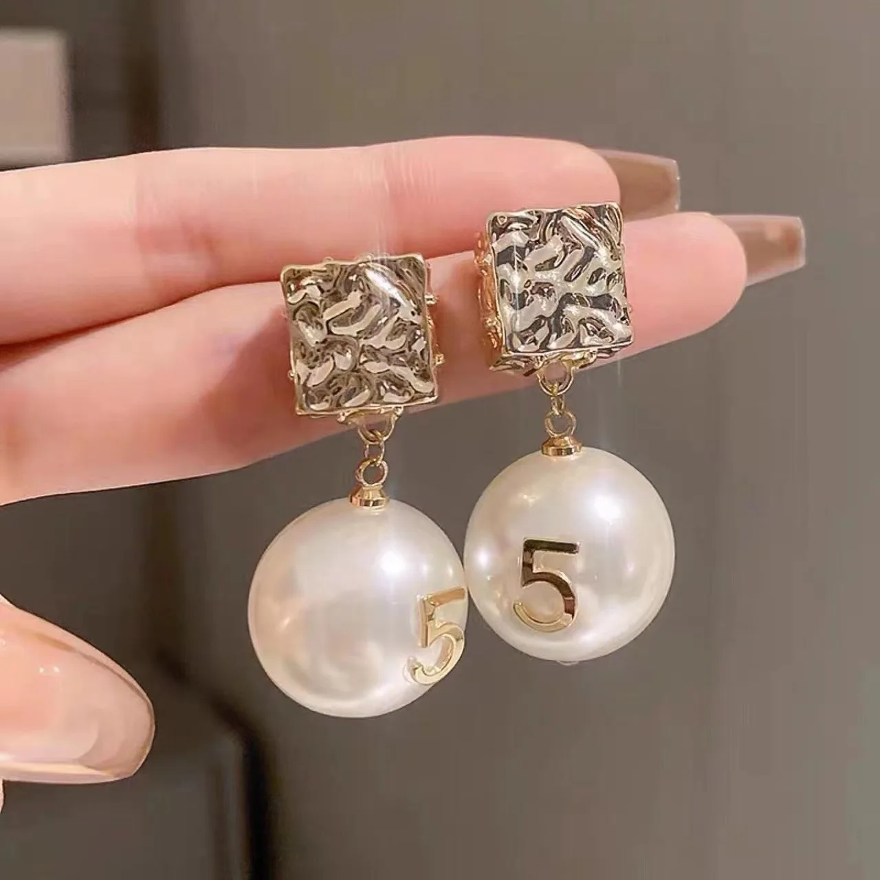 Block 5 Pearl Earrings elegant women's earrings luxury quality jewelry Hanging CC style earrings
Block 5 Pearl Earrings elegant women's earrings luxury quality jewelry Hanging CC style earrings