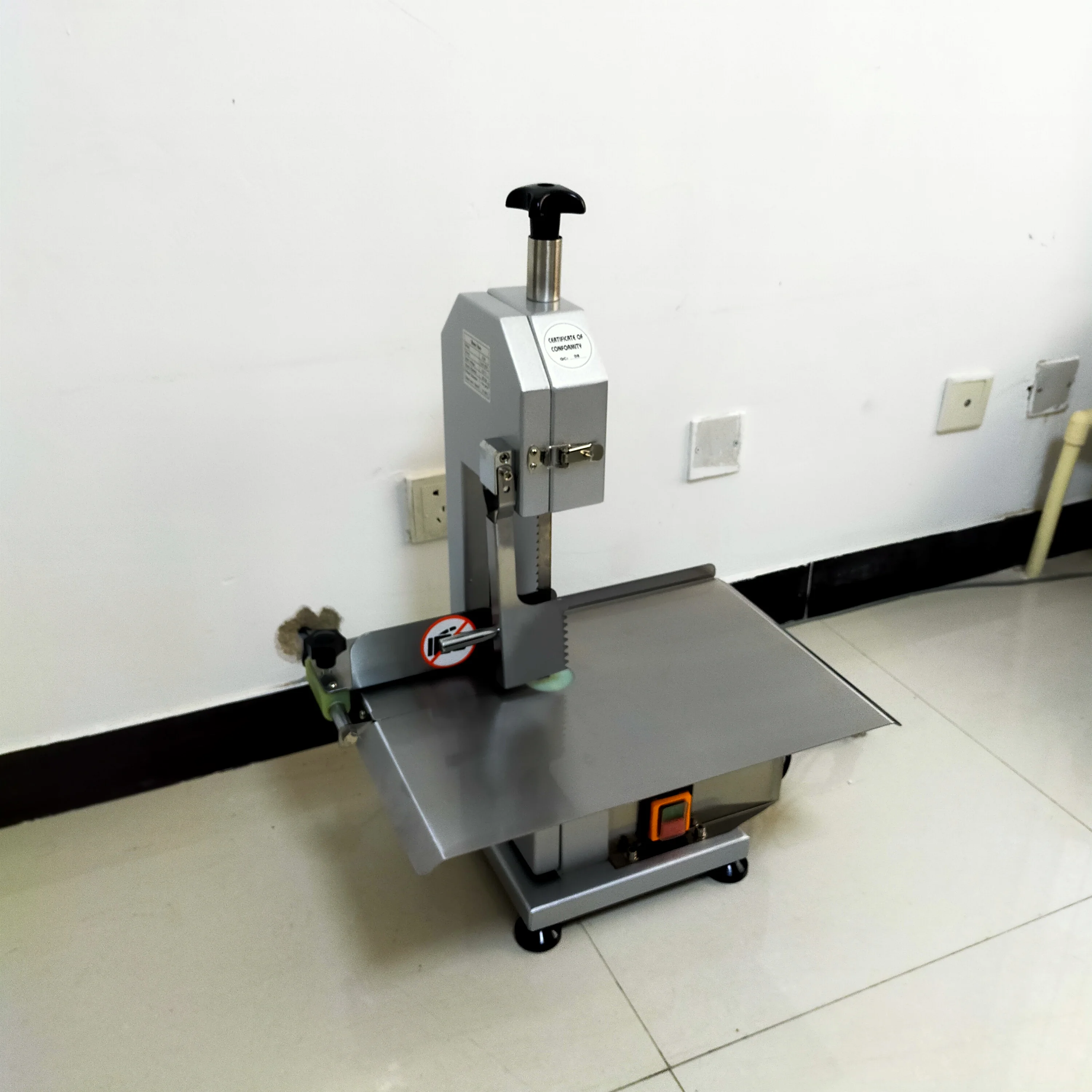 Commercial Bone Cutter Machine Household Desktop Electric Bone Sawing Machine Kitchen Trotter Steak Frozen Meat Cut Equipment
Commercial Bone Cutter Machine Household Desktop Electric Bone Sawing Machine Kitchen Trotter Steak Frozen Meat Cut Equipment