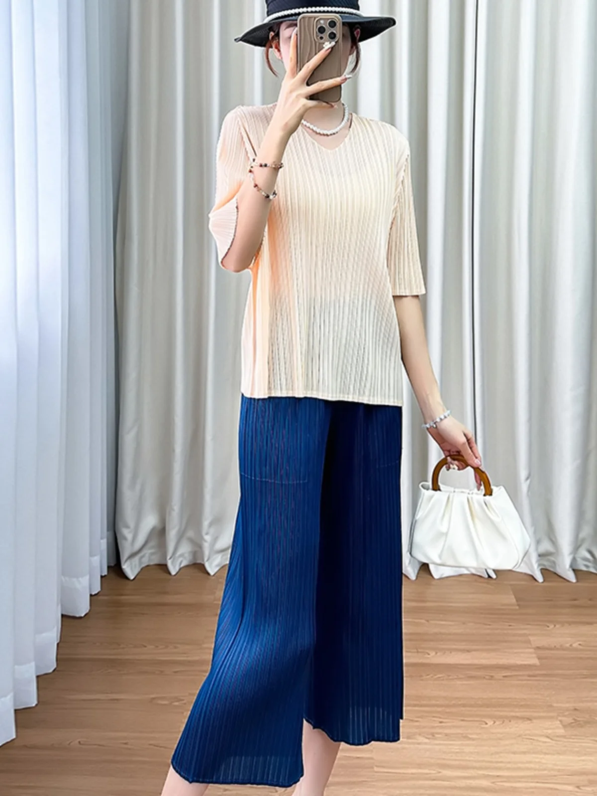 Three-Part Set High Waist Straight Leg Pants V-Neck Short Sleeve Loose Top Women's Summer Simple Style Pleated Fashion
Three-Part Set High Waist Straight Leg Pants V-Neck Short Sleeve Loose Top Women's Summer Simple Style Pleated Fashion