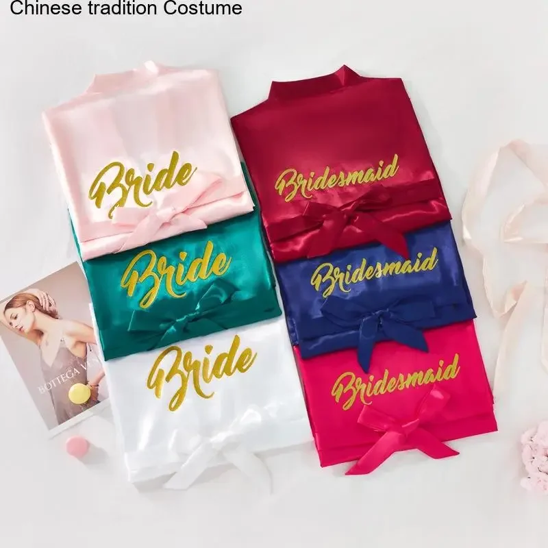 2025 New Wedding Bride Team Robe Women Short Kimono Gold Letter Print Bathrobe Gown Ice Silk Homewear Nightgown Lady Sleepwear
2025 New Wedding Bride Team Robe Women Short Kimono Gold Letter Print Bathrobe Gown Ice Silk Homewear Nightgown Lady Sleepwear