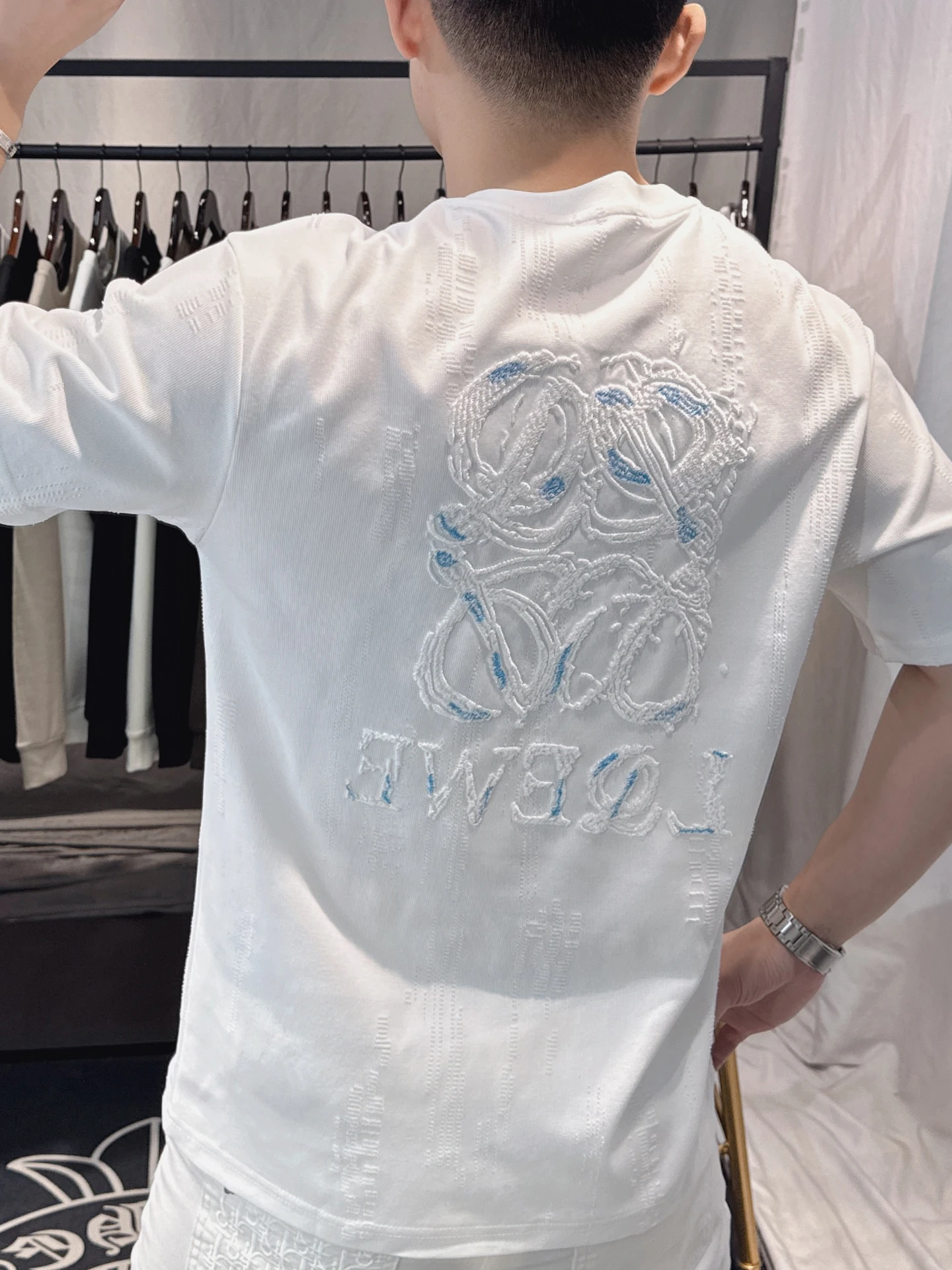 Мужская футболка Ele с вышивкой, роскошный дизайн с вырезами, летняя новинка, повседневная, из смесового хлопка и полиэстера
Мужская футболка Ele с вышивкой, роскошный дизайн с вырезами, летняя новинка, повседневная, из смесового хлопка и полиэстера