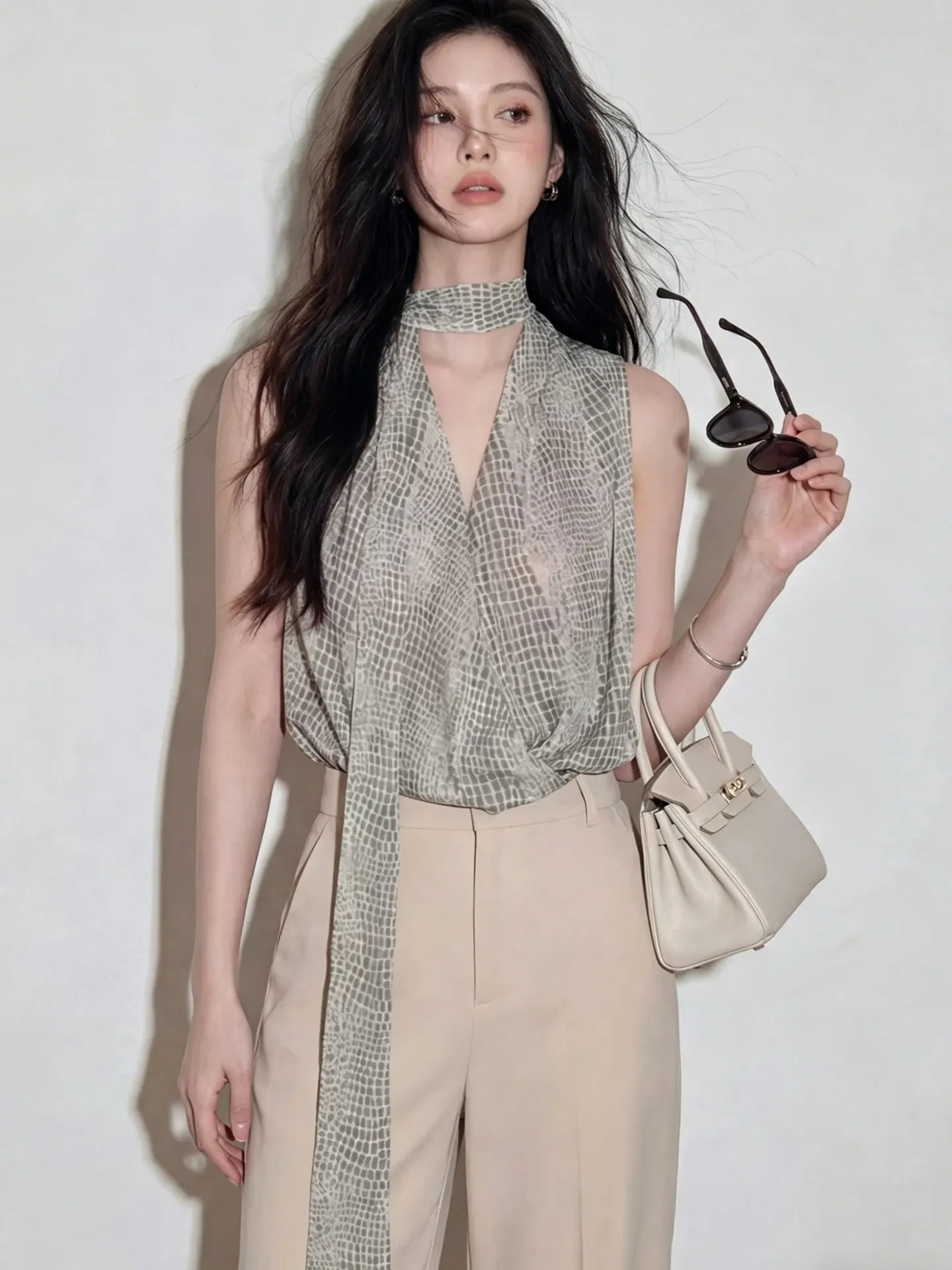 Fashionable V-Neck Plaid Sleeveless Shirt Women's Design Sense Summer 2026 Elegant Trendy Top Korean Style Straight Cut Silk
Fashionable V-Neck Plaid Sleeveless Shirt Women's Design Sense Summer 2026 Elegant Trendy Top Korean Style Straight Cut Silk