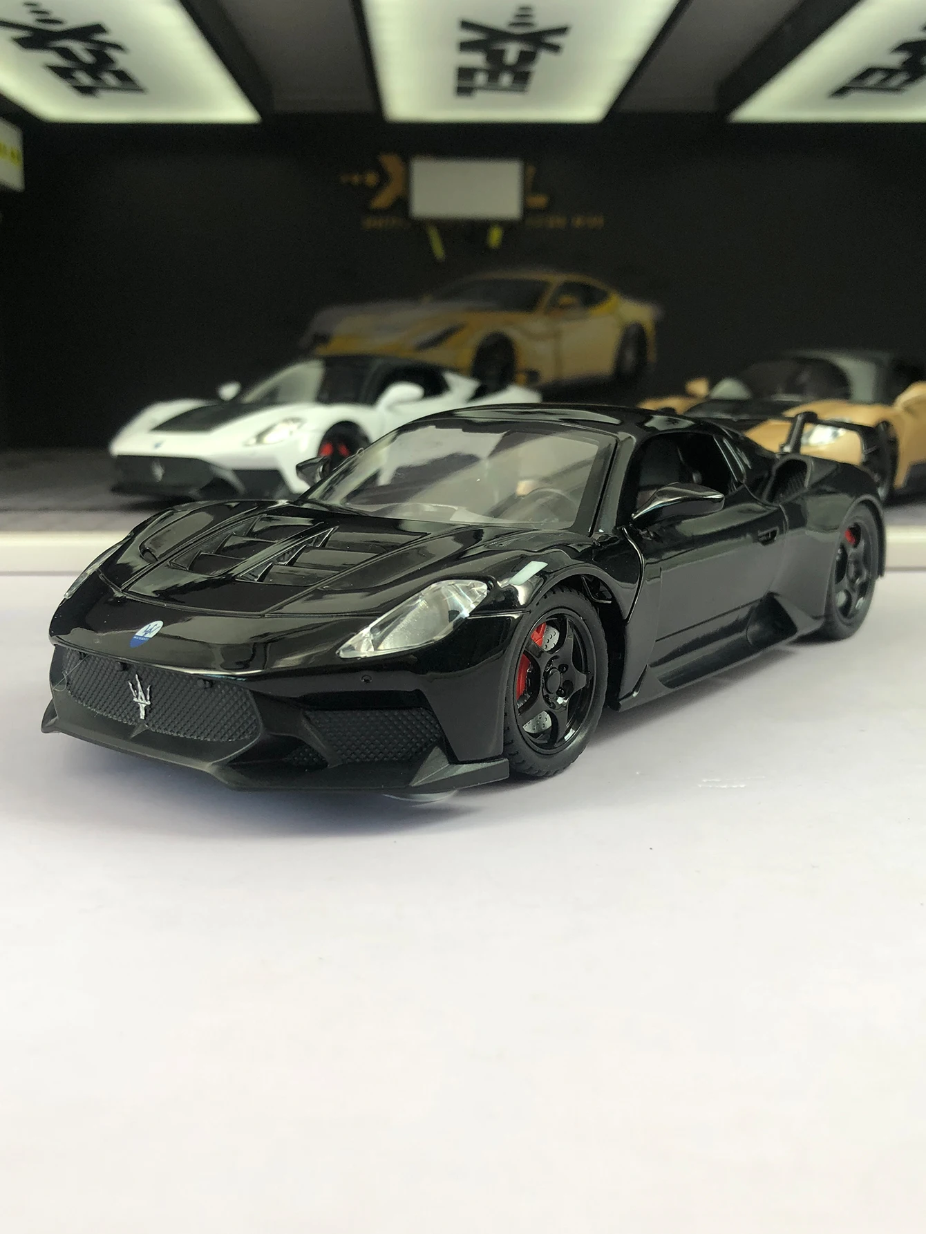 Модель спортивного автомобиля GT2 из цинкового сплава, масштаб 1:24, статическая модель, металлический коллекционный подарок-автомобиль.
Модель спортивного автомобиля GT2 из цинкового сплава, масштаб 1:24, статическая модель, металлический коллекционный подарок-автомобиль.