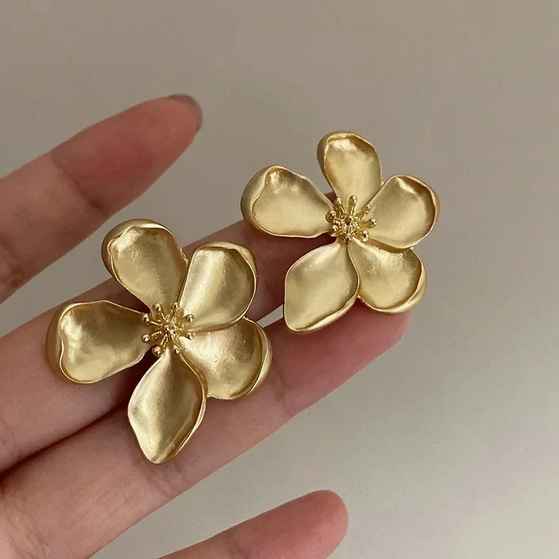 2024 Gold Color Matte Texture Metal Flower Retro Earrings for Women Girls Personalized Fashionable Party Jewelry Birthday Gifts
2024 Gold Color Matte Texture Metal Flower Retro Earrings for Women Girls Personalized Fashionable Party Jewelry Birthday Gifts