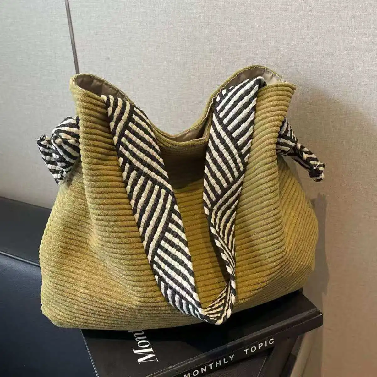 2026 Fashion corduroy women's bag Large capacity casual wide shoulder strap front and back single shoulder crossbody bag
2026 Fashion corduroy women's bag Large capacity casual wide shoulder strap front and back single shoulder crossbody bag