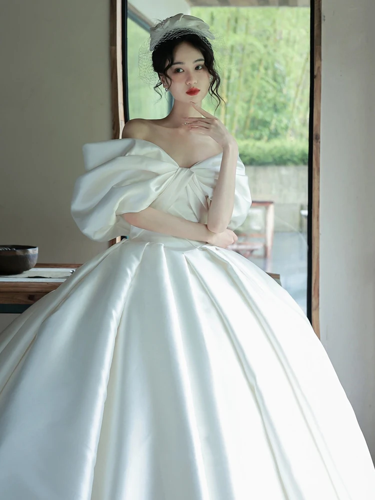 High-End Satin Wedding Dress One-Shoulder Long Train Court Style Bride Outing Main Dress Quality Texture Elegant Bridal Gown
High-End Satin Wedding Dress One-Shoulder Long Train Court Style Bride Outing Main Dress Quality Texture Elegant Bridal Gown