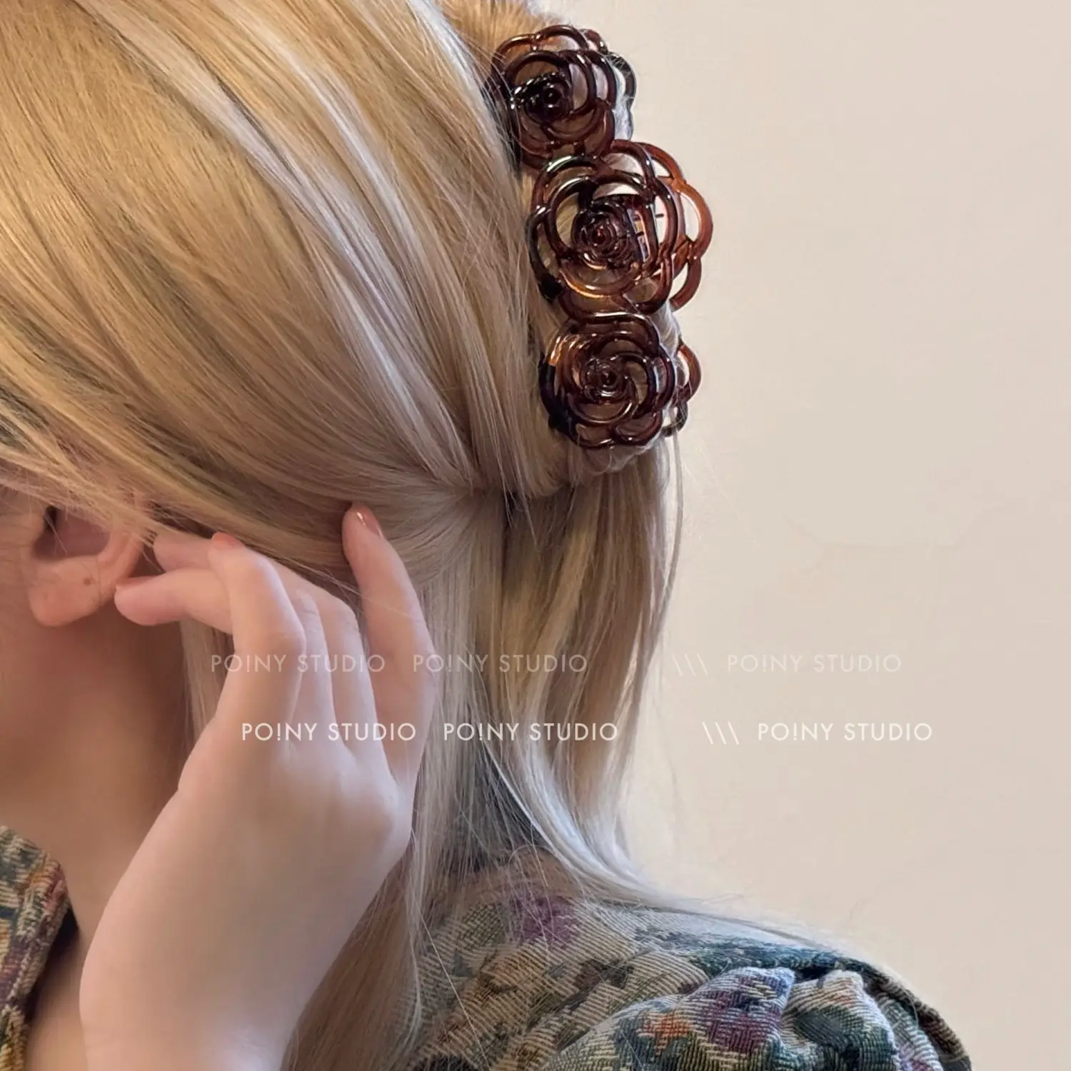 Vintage Hollow Rose Hair Claw Clip for Women Korean Vintage Hair Clamp Elegant Retro Shark Clip for Thick Hair Classic Head Grip
Vintage Hollow Rose Hair Claw Clip for Women Korean Vintage Hair Clamp Elegant Retro Shark Clip for Thick Hair Classic Head Grip