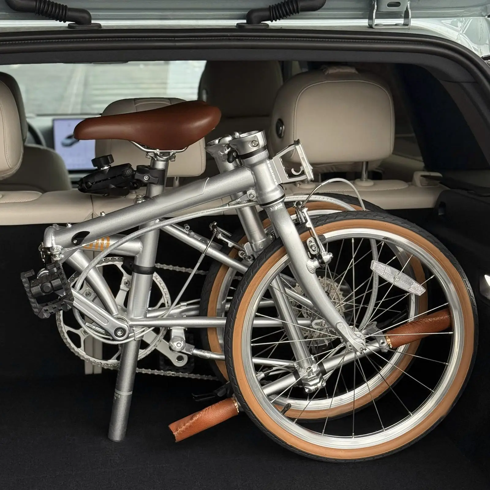 Professional Bike Trunk Mount Rack High Performance Aluminum Alloy Fixing Stand for Car Rear Folding Bicycle
Professional Bike Trunk Mount Rack High Performance Aluminum Alloy Fixing Stand for Car Rear Folding Bicycle