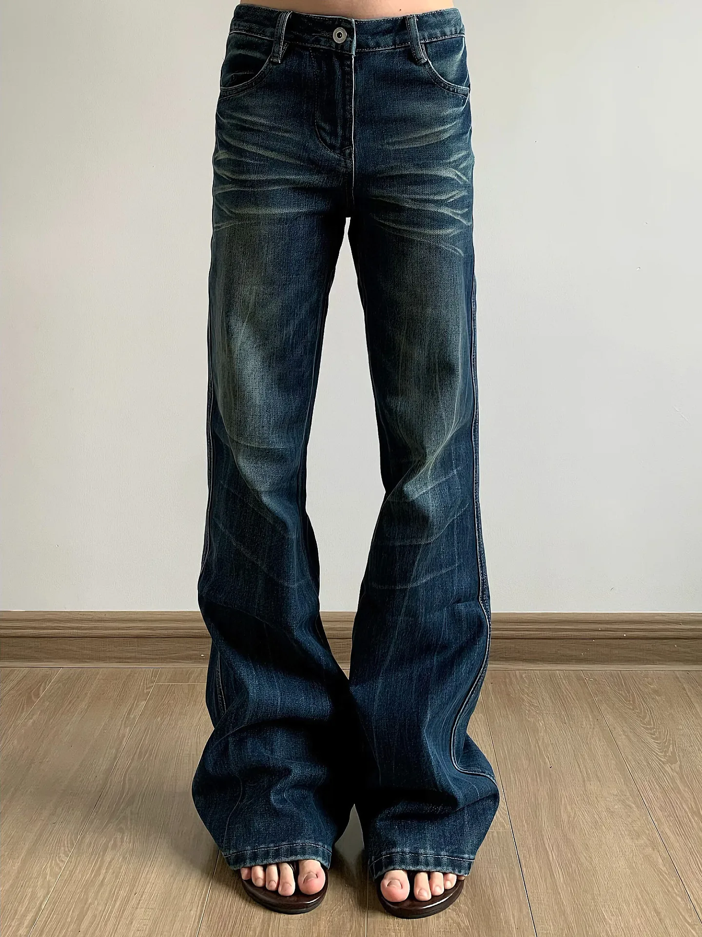 American Vintage Whiskering Detail Jeans Women High Street Grunge Slim Fit Bootcut Floor Sweeping Flare Denim Pants
American Vintage Whiskering Detail Jeans Women High Street Grunge Slim Fit Bootcut Floor Sweeping Flare Denim Pants