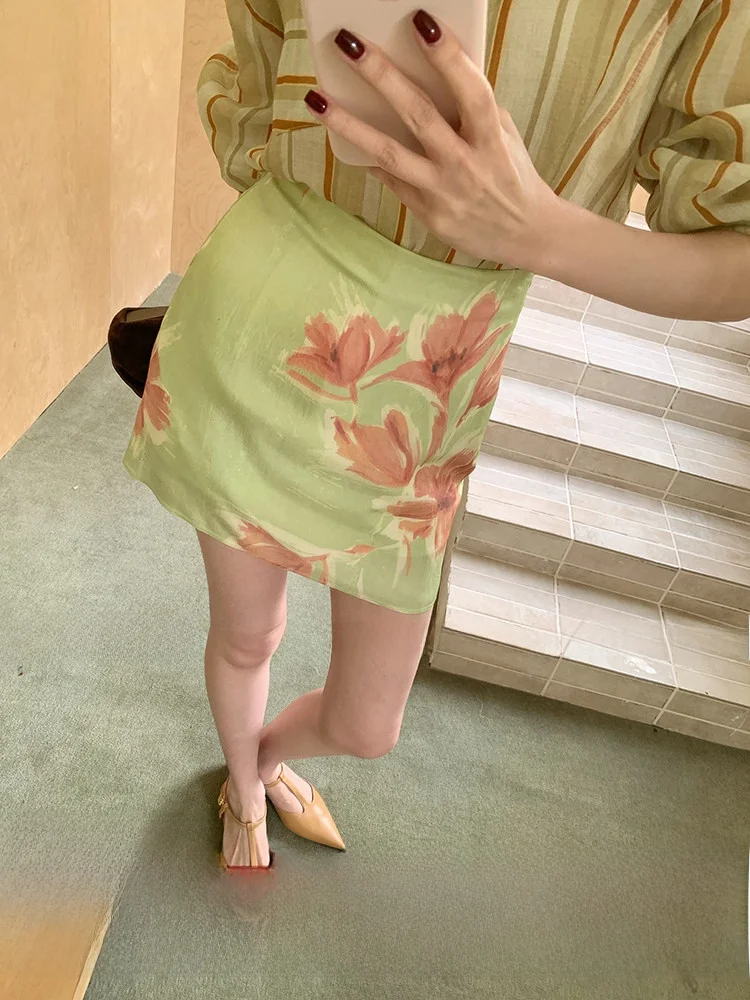 Retro Print High Waist Oil Painting Short Skirt Women Summer Atmosphere Slim A-Line Skirt Floral Acetate Fabric Straight Cut
Retro Print High Waist Oil Painting Short Skirt Women Summer Atmosphere Slim A-Line Skirt Floral Acetate Fabric Straight Cut