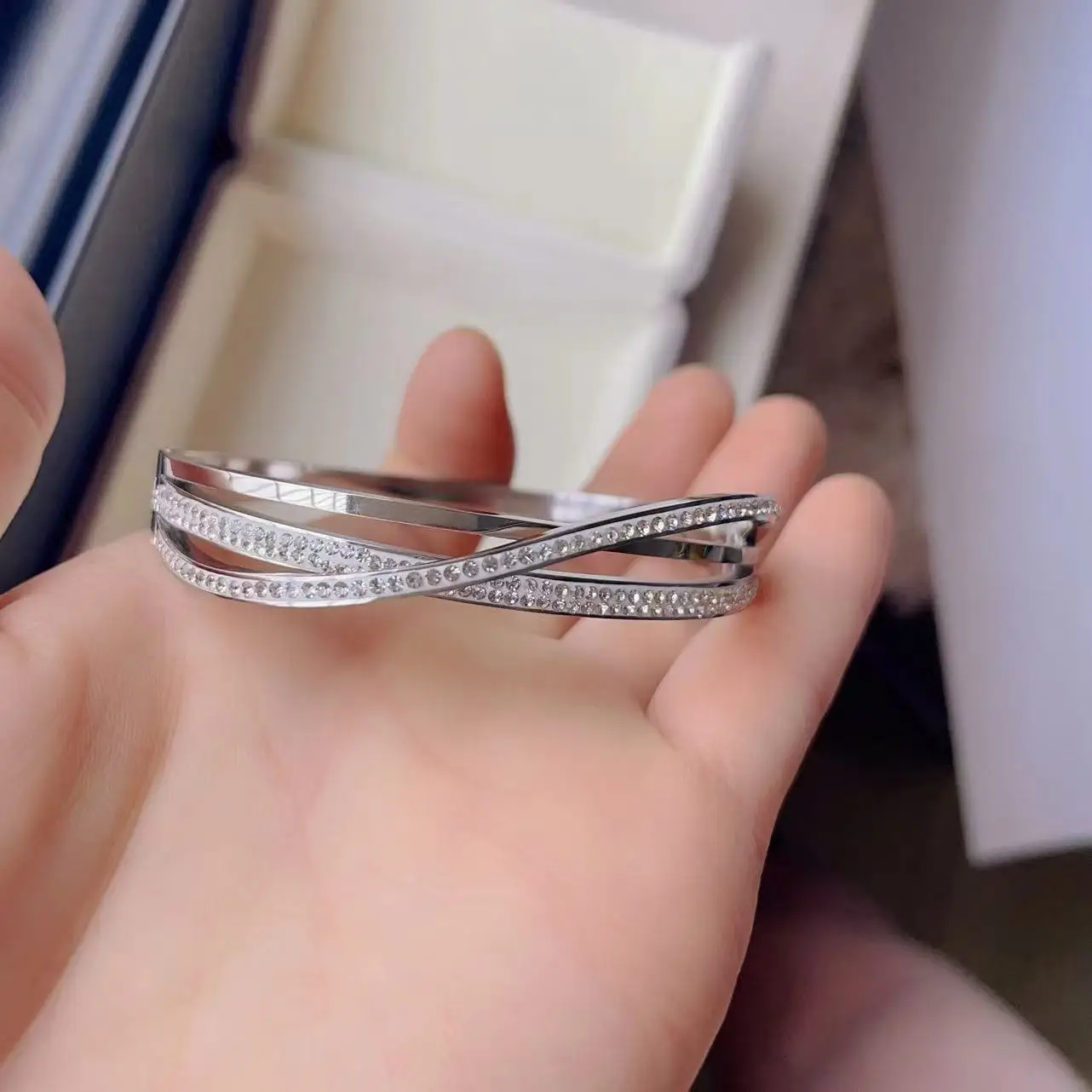 Creative cross-line diamond embellished stainless steel women's bracelets, high-quality waterproof jewelry, gifts from friends
Creative cross-line diamond embellished stainless steel women's bracelets, high-quality waterproof jewelry, gifts from friends