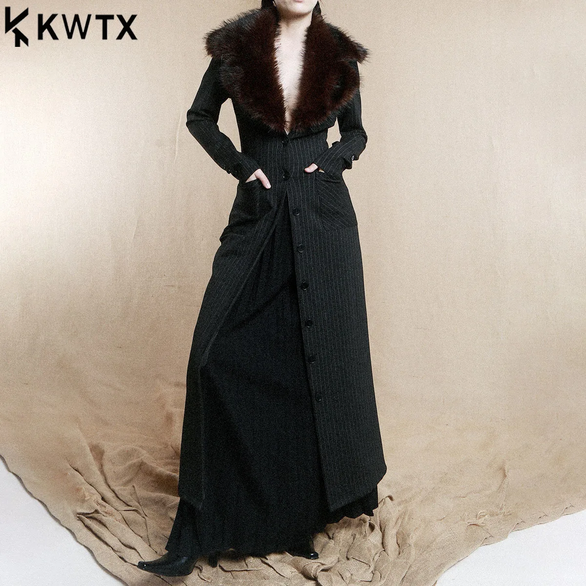 KWTX женское длинное зимнее пальто темно-серого цвета с поясом из искусственного меха с v-образным вырезом в полоску на одной пуговице, элегантное винтажное повседневное новое зимнее пальто 2025 г.
KWTX женское длинное зимнее пальто темно-серого цвета с поясом из искусственного меха с v-образным вырезом в полоску на одной пуговице, элегантное винтажное повседневное новое зимнее пальто 2025 г.