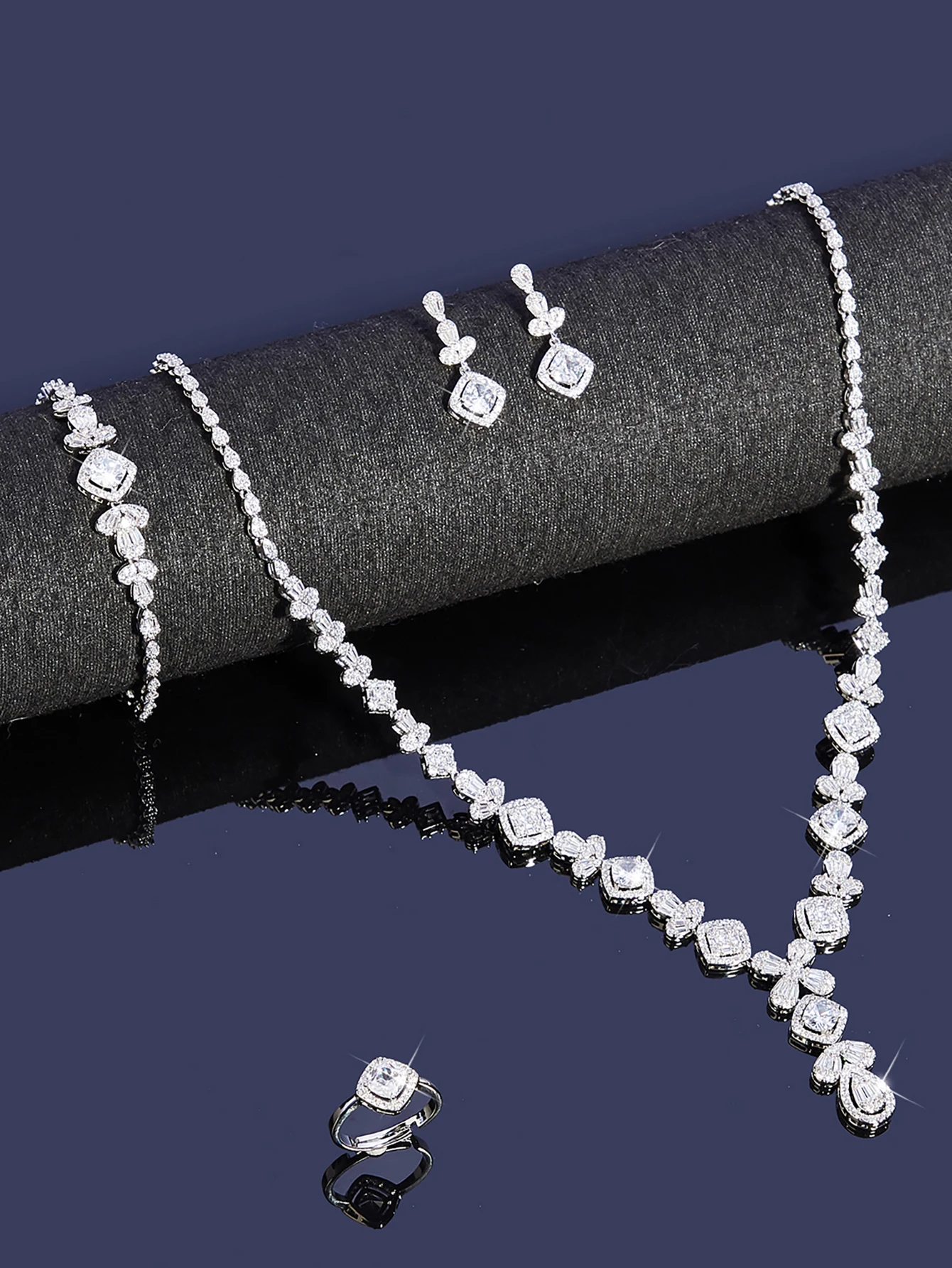 2024 New Arrivals Unique Design Cubic zirconia Necklace 4 PCS Set Women's Wedding Engagement Party Bridal Dubai Jewelry Set Gif
2024 New Arrivals Unique Design Cubic zirconia Necklace 4 PCS Set Women's Wedding Engagement Party Bridal Dubai Jewelry Set Gif