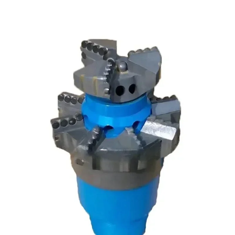 Алмазные композитные буровые долота, используемые для бурения горных пород в горнодобывающей промышленности, при бурении и при инженерно-технических взрывных работах.
Алмазные композитные буровые долота, используемые для бурения горных пород в горнодобывающей промышленности, при бурении и при инженерно-технических взрывных работах.