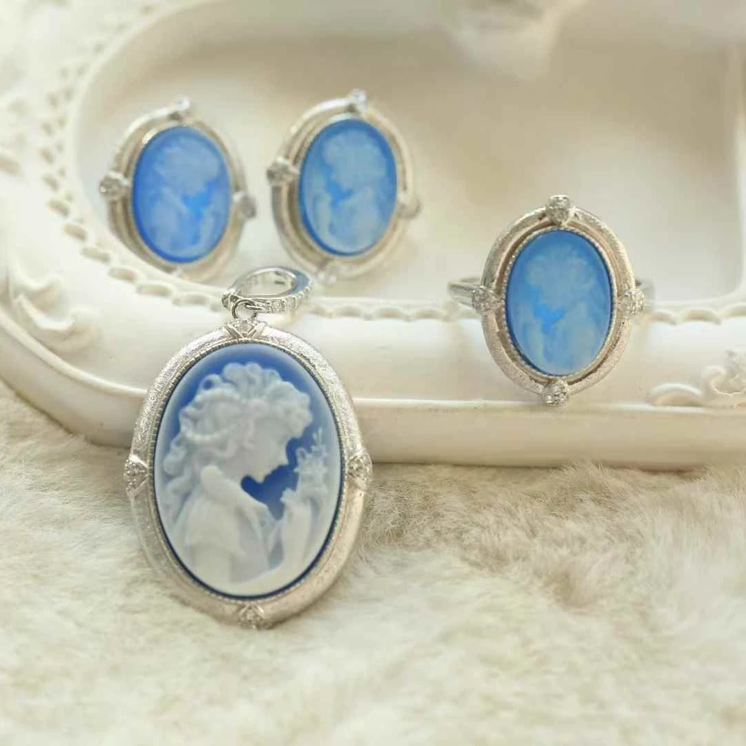 Комплект ювелирных изделий серии Agate Cameo с рельефным дизайном богини нарцисса, инкрустированный кулон из чистого серебра, комплект колец и сережек для женщин
Комплект ювелирных изделий серии Agate Cameo с рельефным дизайном богини нарцисса, инкрустированный кулон из чистого серебра, комплект колец и сережек для женщин