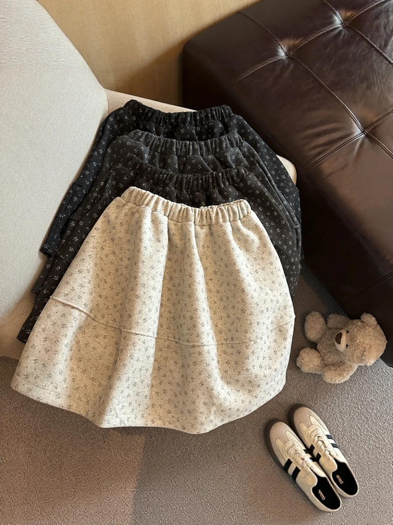 Осенне-зимняя женская юбка в клетку с цветочным принтом, милая юбка-трапеция, универсальная короткая юбка с эластичной талией для повседневной носки
Осенне-зимняя женская юбка в клетку с цветочным принтом, милая юбка-трапеция, универсальная короткая юбка с эластичной талией для повседневной носки