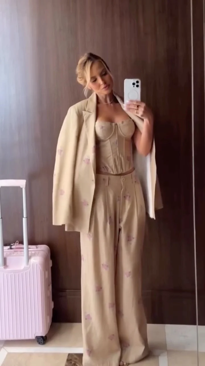 Beige Floral Embroidered Three Piece Blazer Set With Corset Top And Wide Leg Pants Sets 2026 Summer Office And Events Outfits
Beige Floral Embroidered Three Piece Blazer Set With Corset Top And Wide Leg Pants Sets 2026 Summer Office And Events Outfits