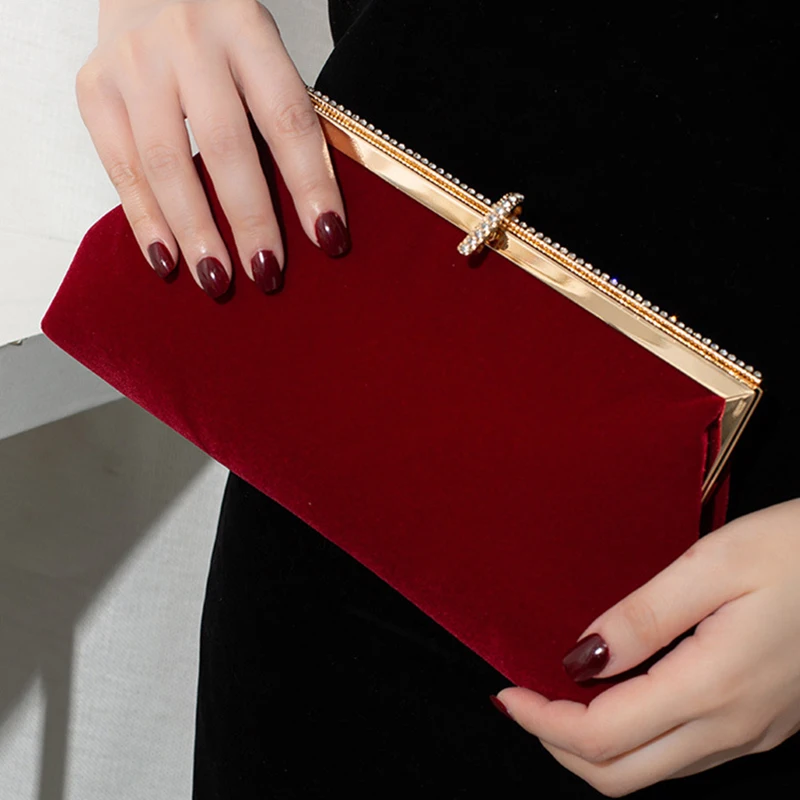 Female Fashionable Velvet Evening Bag Elegant Lock Wedding Banquet Cheongsam Clutch Bags with Removable Long Metal Chain
Female Fashionable Velvet Evening Bag Elegant Lock Wedding Banquet Cheongsam Clutch Bags with Removable Long Metal Chain