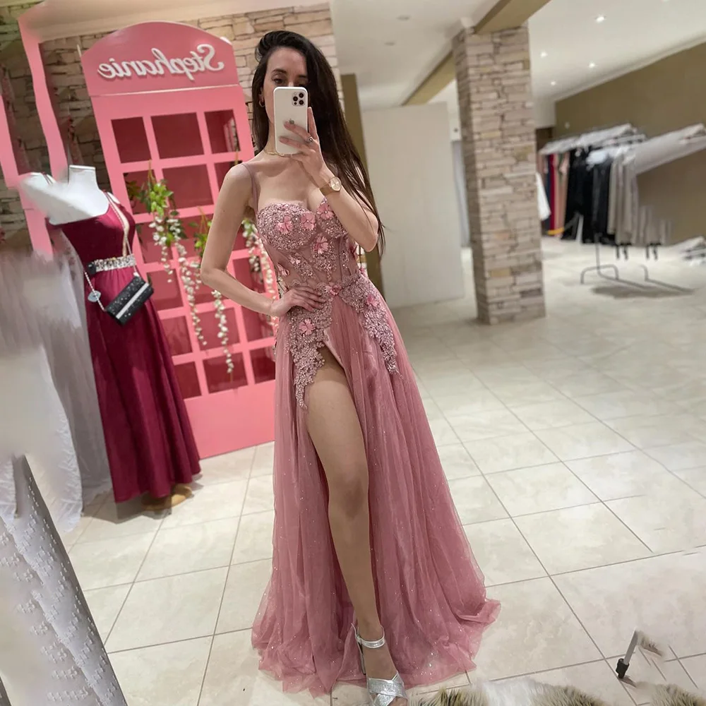 Spaghetti Straps Sleeveless Appliques Lace Tulle Formal Prom Dress Backless Court Prom Gown with Side Split robes de soirée
Spaghetti Straps Sleeveless Appliques Lace Tulle Formal Prom Dress Backless Court Prom Gown with Side Split robes de soirée