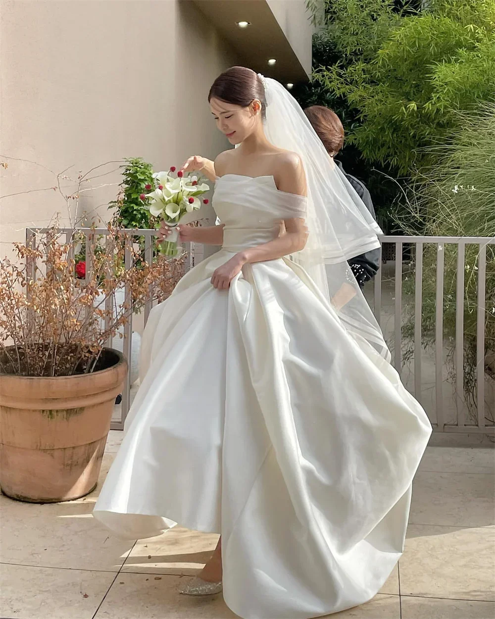Korean Satin Wedding Dress Simple Off Shoulder A-line Wedding Dress Floor Length Dress Tight Corset Custom Wedding Dress
Korean Satin Wedding Dress Simple Off Shoulder A-line Wedding Dress Floor Length Dress Tight Corset Custom Wedding Dress