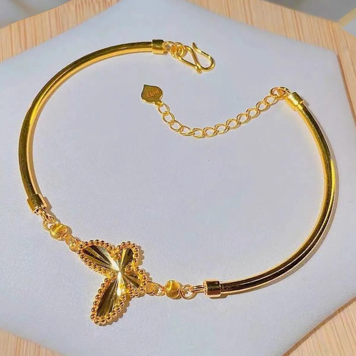9999 laser butterfly bracelet 24K niche design light luxury women's real gold bracelet simple and versatile hand jewelry
9999 laser butterfly bracelet 24K niche design light luxury women's real gold bracelet simple and versatile hand jewelry