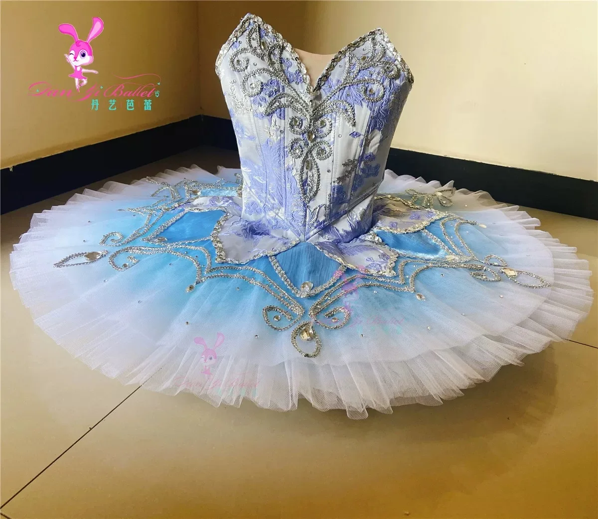 Новое синее платье-пачка с птицей Danyiballet, костюм для выступлений для взрослых и детей, одежда для соревнований по индивидуальному заказу.
Новое синее платье-пачка с птицей Danyiballet, костюм для выступлений для взрослых и детей, одежда для соревнований по индивидуальному заказу.