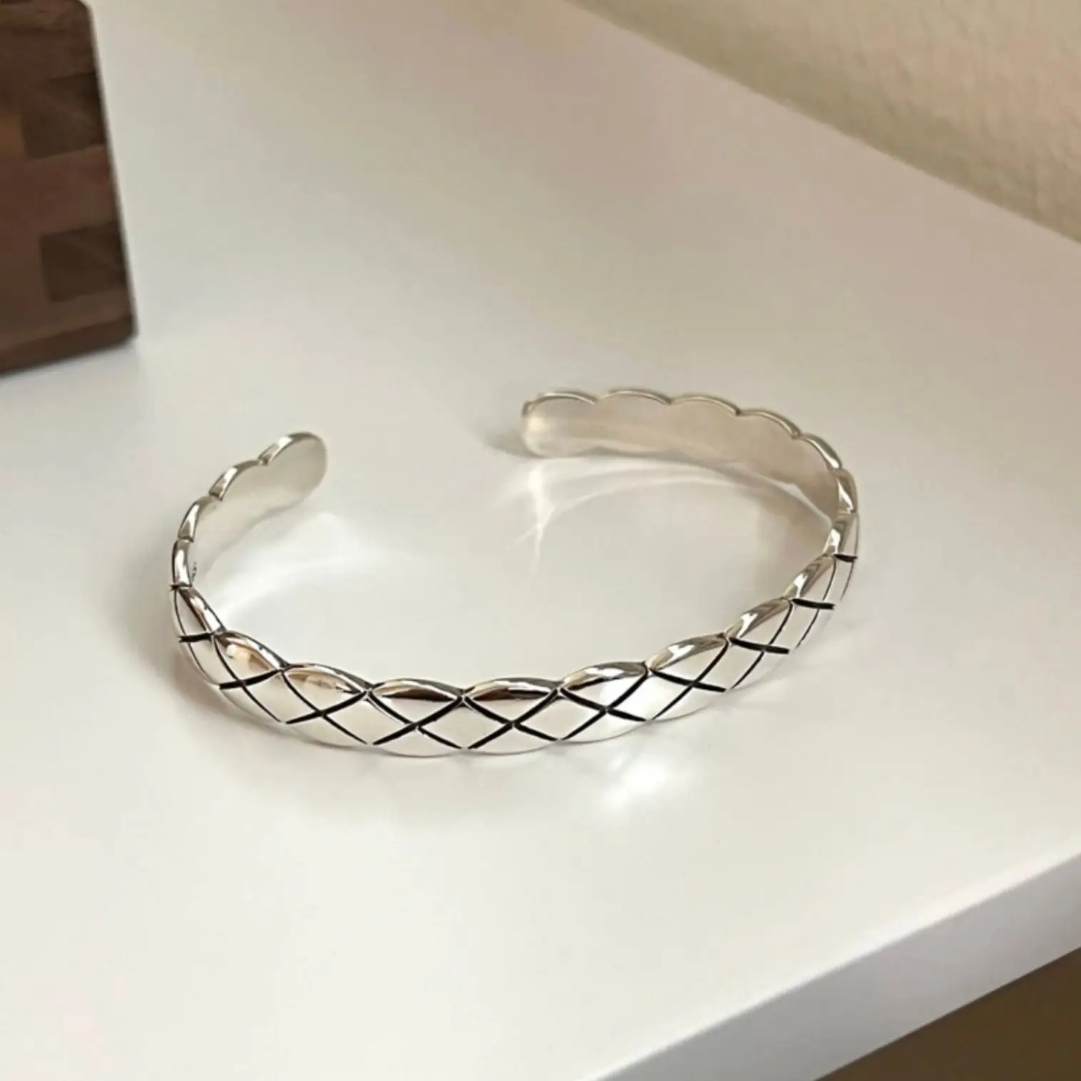 Korean Fashion Jewelry Sweet Student Wave Sterling Silver Bracelet with Simple Opening Diamond Pattern Couple Bracelet for Men a
Korean Fashion Jewelry Sweet Student Wave Sterling Silver Bracelet with Simple Opening Diamond Pattern Couple Bracelet for Men a
