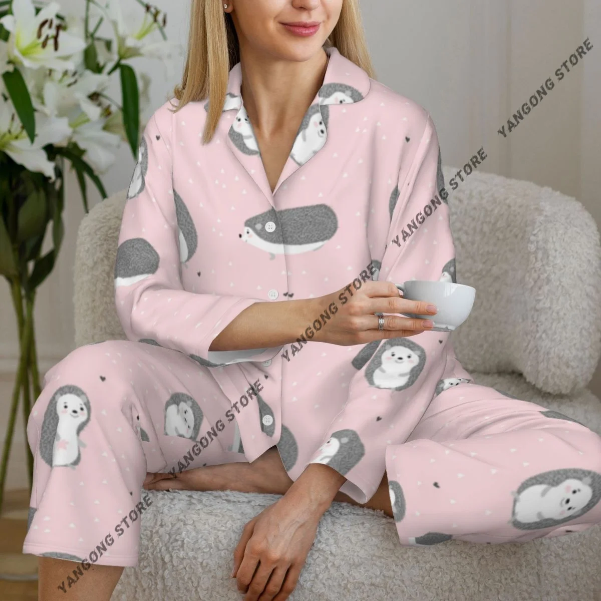 Женская одежда для сна, милые улыбающиеся ежи, пижама с длинными рукавами, женский комплект, пеньюар, кардиган, костюм
Женская одежда для сна, милые улыбающиеся ежи, пижама с длинными рукавами, женский комплект, пеньюар, кардиган, костюм