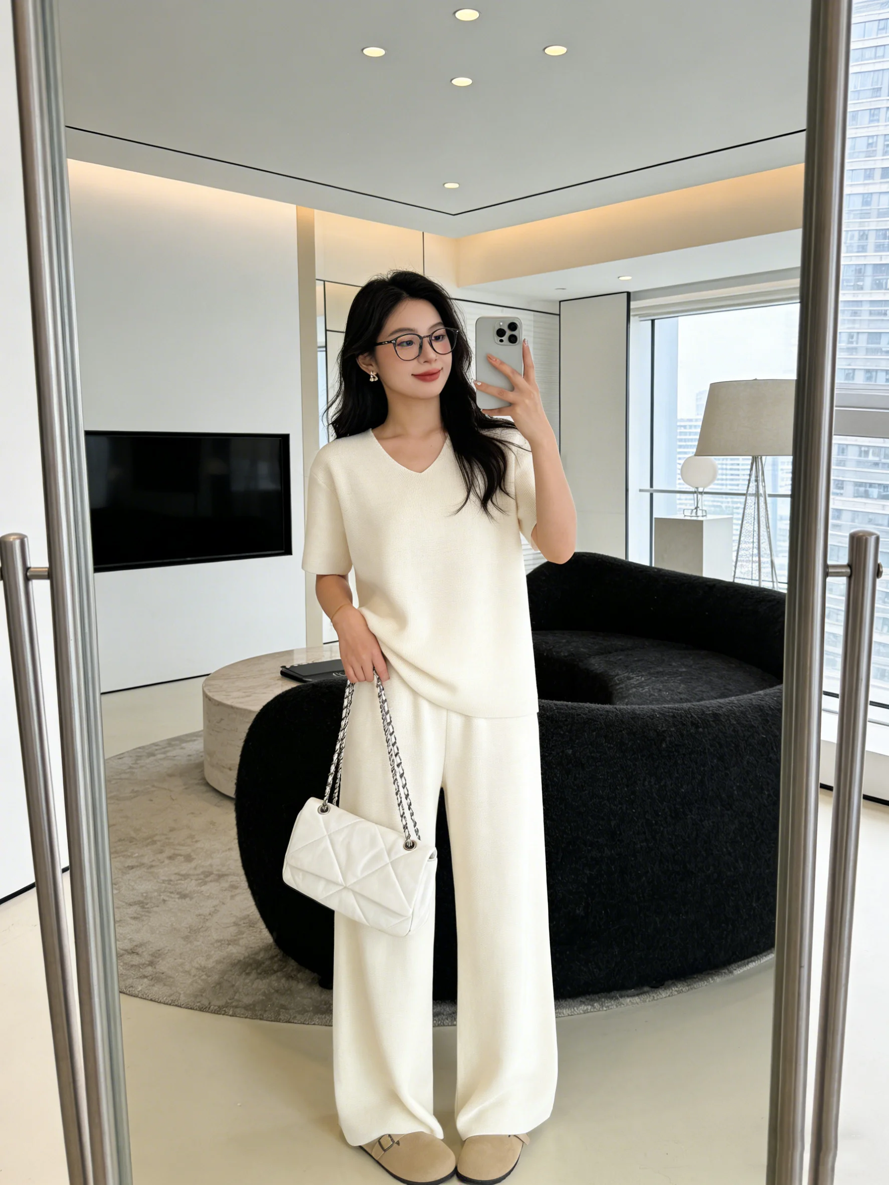 Spring 2026 Korean Style V-Neck Short Sleeve Knitted Loose Wide Leg Pants Set Skin-Friendly Casual Versatile Two-Piece Suit
Spring 2026 Korean Style V-Neck Short Sleeve Knitted Loose Wide Leg Pants Set Skin-Friendly Casual Versatile Two-Piece Suit