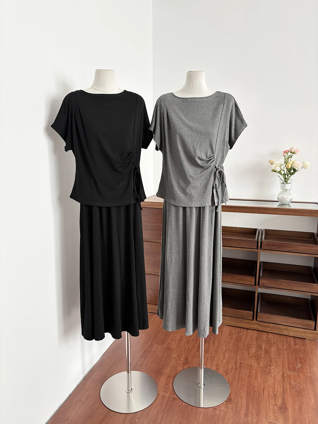 Summer 2026 Korean Style Simple Design Short Sleeve T-Shirt High Waist Slimming Half Skirt Casual Two-Piece Set Women's Fashion
Summer 2026 Korean Style Simple Design Short Sleeve T-Shirt High Waist Slimming Half Skirt Casual Two-Piece Set Women's Fashion