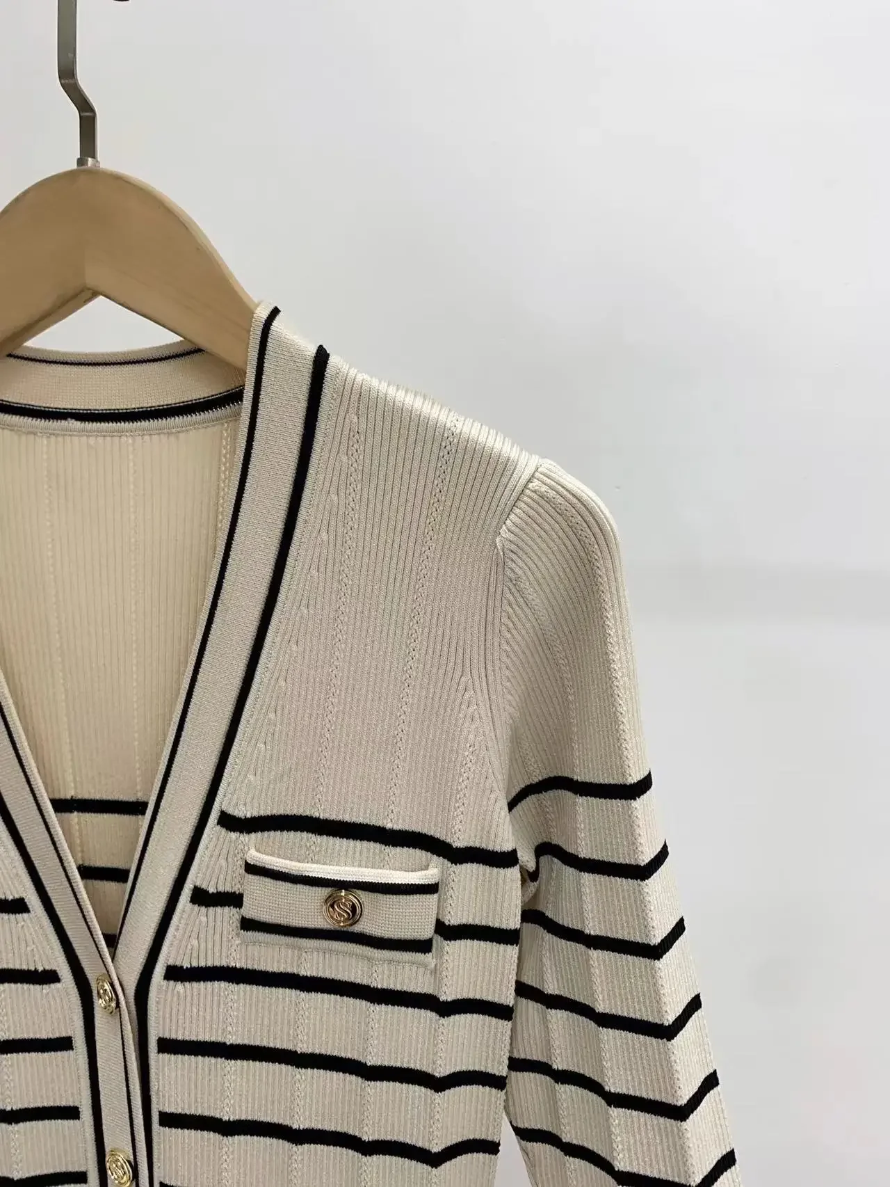 2023 Spring High Quality Striped Dress Women V-neck Slim Knitted Temperament Elegant Metal Button Long Sleeve Robe
2023 Spring High Quality Striped Dress Women V-neck Slim Knitted Temperament Elegant Metal Button Long Sleeve Robe
