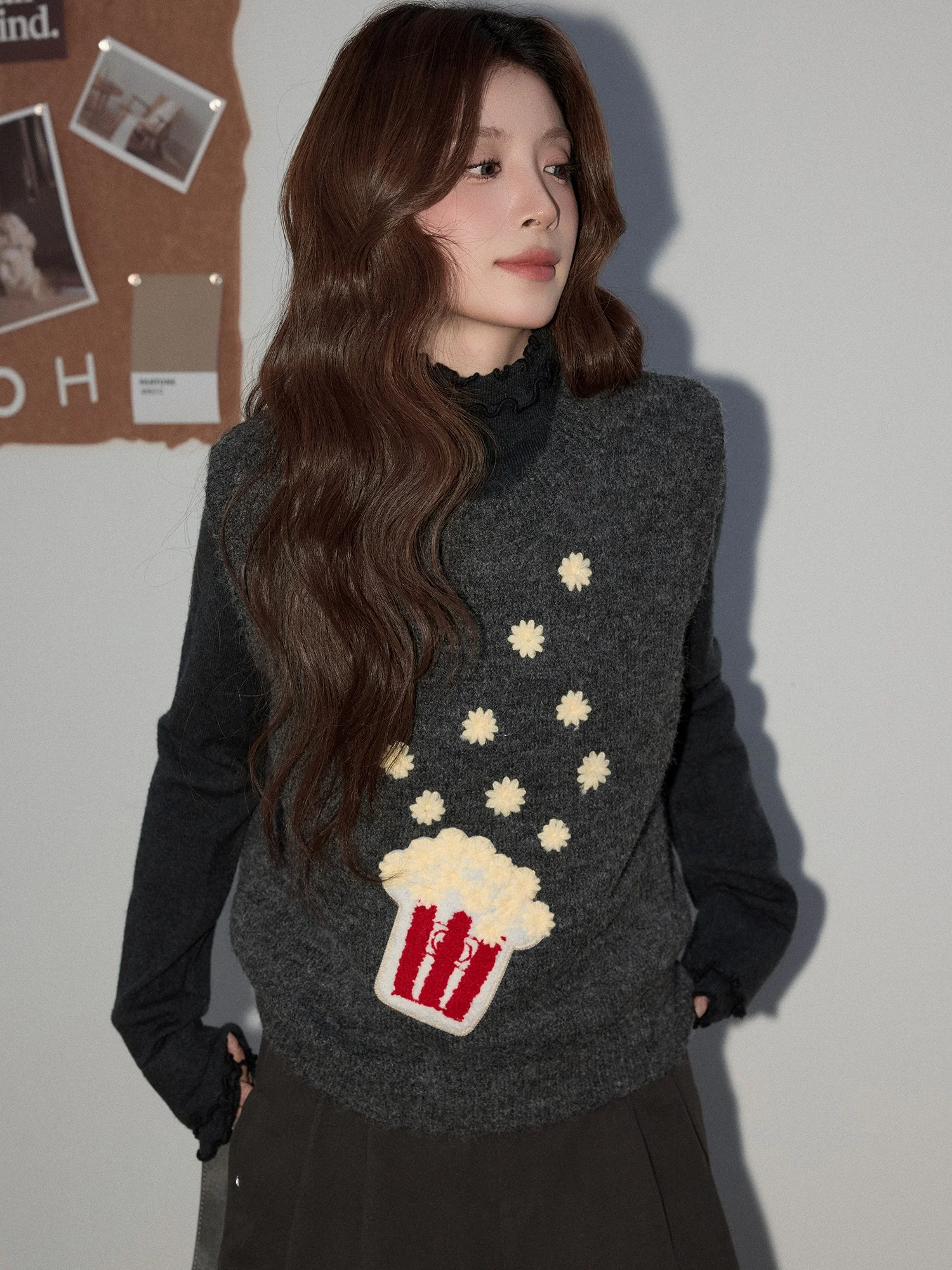 Мягкий уютный вязаный жилет с круглым вырезом для женщин, модный, для повседневной носки, утолщенный, осенне-зимний, новинка, с забавной вышивкой.
Мягкий уютный вязаный жилет с круглым вырезом для женщин, модный, для повседневной носки, утолщенный, осенне-зимний, новинка, с забавной вышивкой.