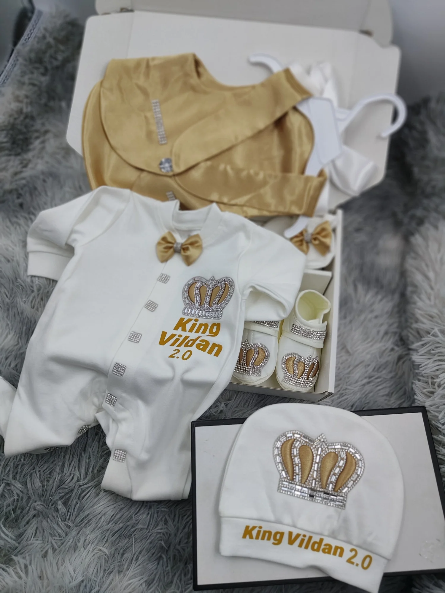5Pcs Luxury Newborn King Vildan Style Baby Outfit Set Gold Crown Satin Vest Footed Romper Baptism Birthday Photo Prop
5Pcs Luxury Newborn King Vildan Style Baby Outfit Set Gold Crown Satin Vest Footed Romper Baptism Birthday Photo Prop