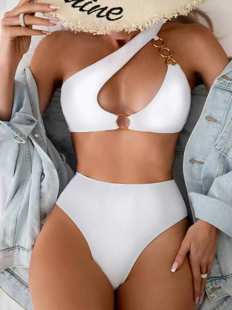 Женский комплект бикини с одним открытым плечом и завышенной талией – белый купальник из ребристой ткани с вырезом в виде золотого кольца, состоящий из двух частей
Женский комплект бикини с одним открытым плечом и завышенной талией – белый купальник из ребристой ткани с вырезом в виде золотого кольца, состоящий из двух частей
