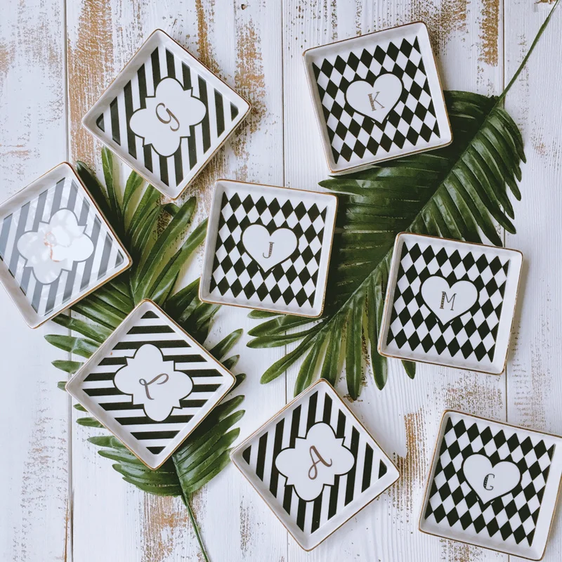 Nordic Sle Cerc Plate Gold Dert Cake Jewelry Key Di Hand-Painted Bla White Two Colors Small Cercs Di
Nordic Sle Cerc Plate Gold Dert Cake Jewelry Key Di Hand-Painted Bla White Two Colors Small Cercs Di