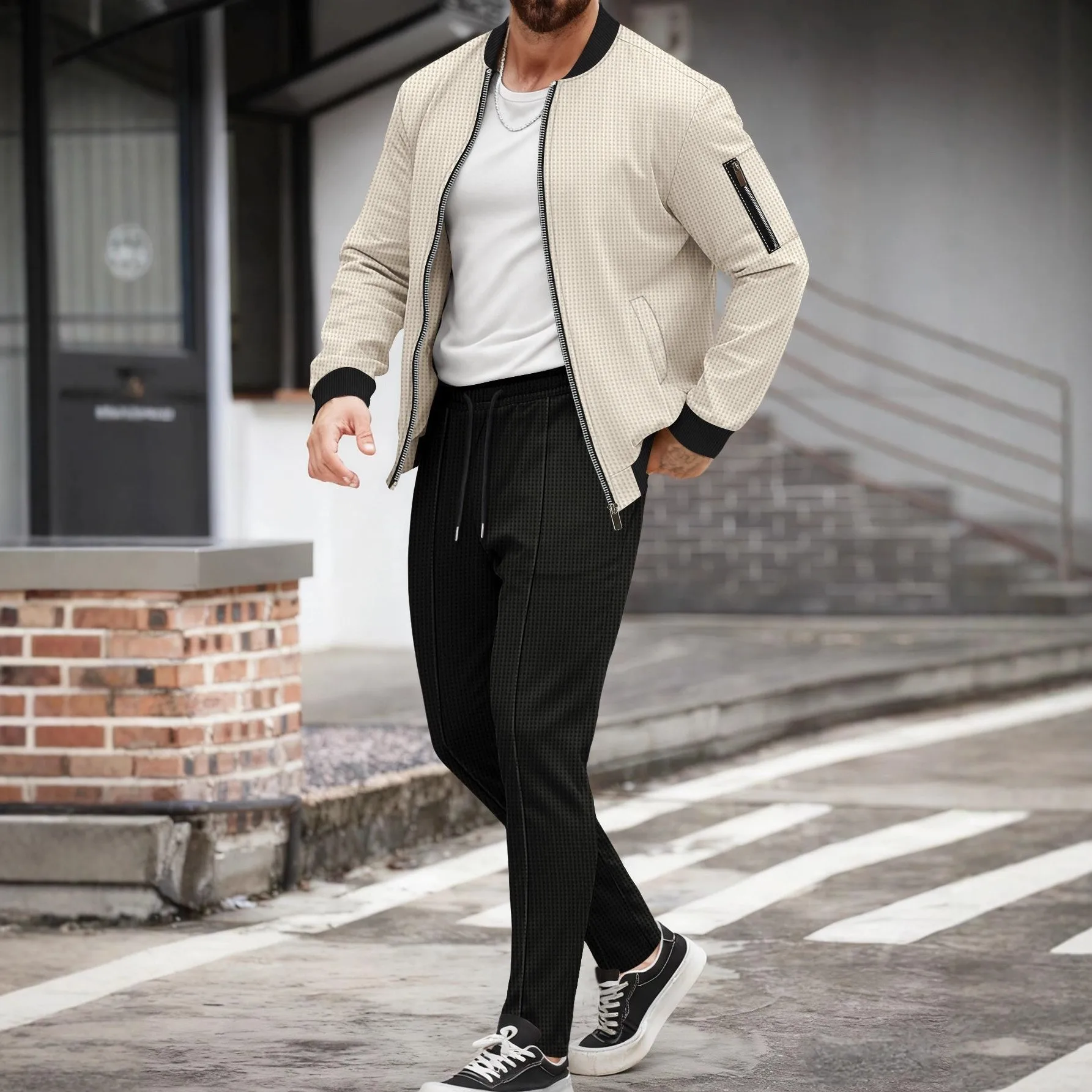 New winter/autumn men's jacket with thick sleeves and pocketed design, paired with plain-colored trousers for a casual outfit.
New winter/autumn men's jacket with thick sleeves and pocketed design, paired with plain-colored trousers for a casual outfit.