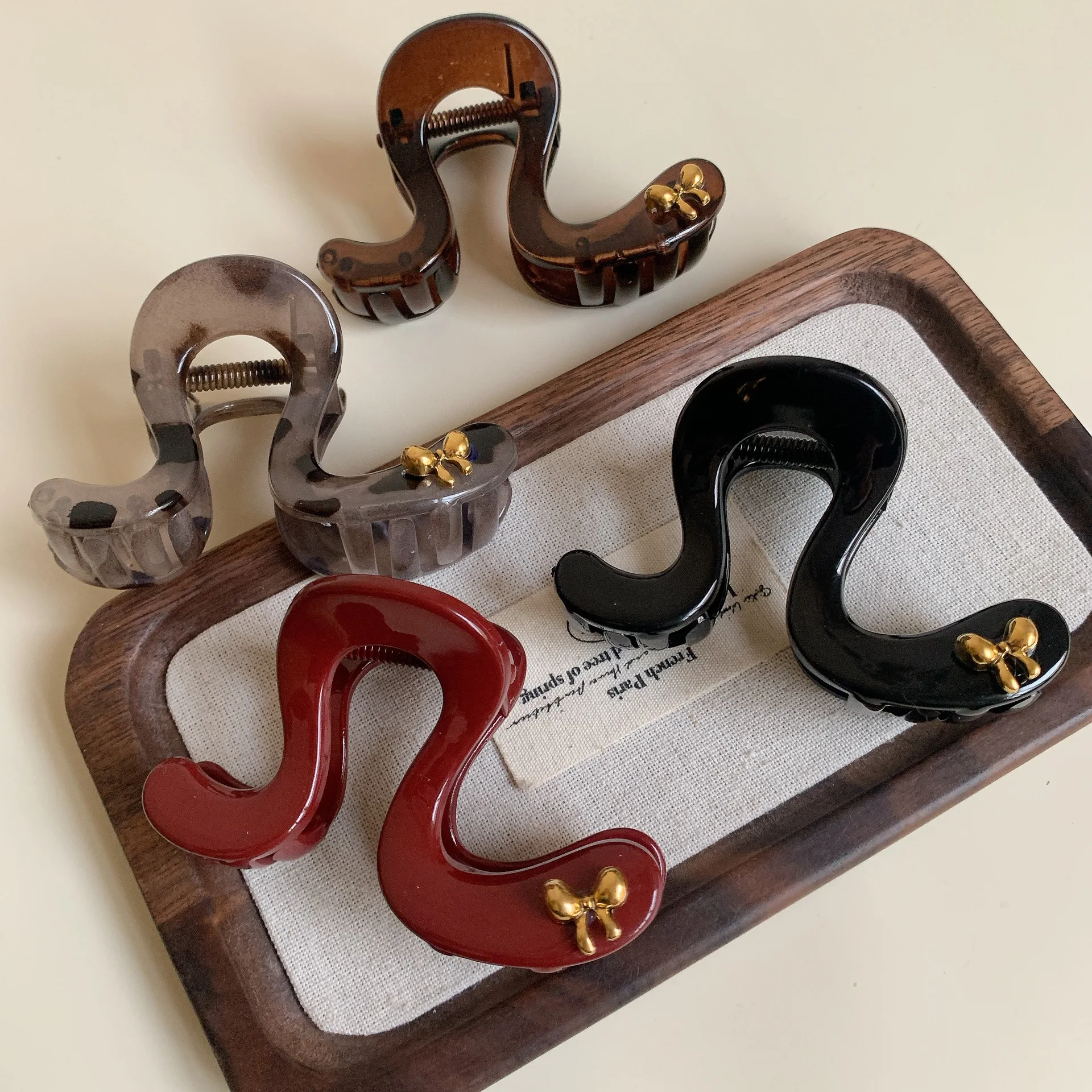 model large few-character grab clip high ponytail fixing artifact hairpin loose disc hair shark clip back of the head 2025
model large few-character grab clip high ponytail fixing artifact hairpin loose disc hair shark clip back of the head 2025