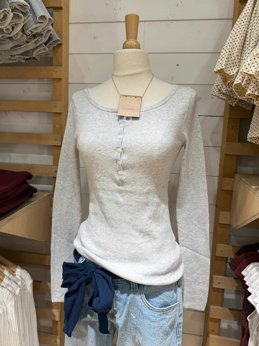 Женская облегающая футболка с вырезом-лодочкой и шестью пуговицами, весенняя, хлопковая, вязаная, с длинным рукавом, однотонная, простая, базовая, повседневная, новинка 2026 года
Женская облегающая футболка с вырезом-лодочкой и шестью пуговицами, весенняя, хлопковая, вязаная, с длинным рукавом, однотонная, простая, базовая, повседневная, новинка 2026 года