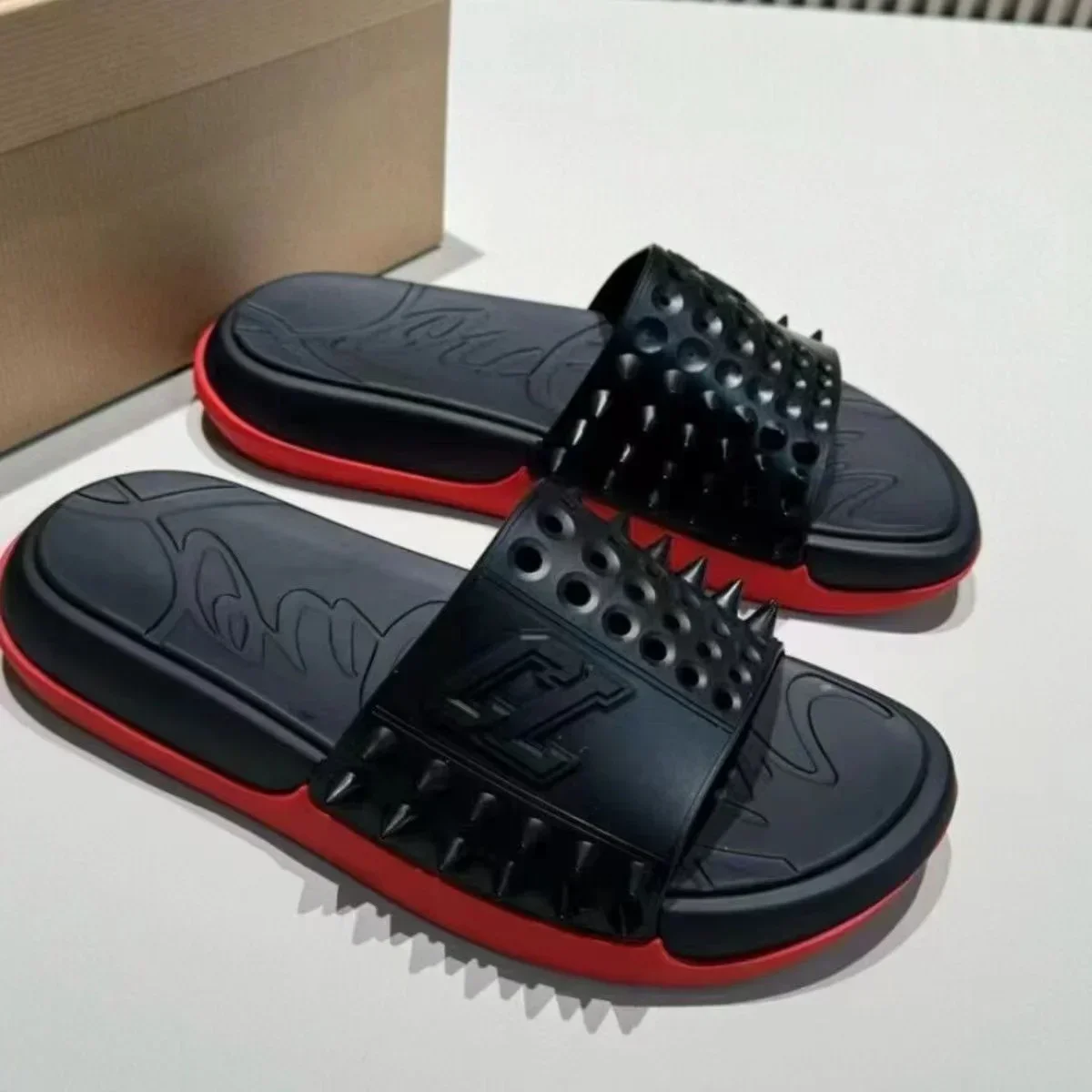 2024 New Luxury brand designer Sandal Women Beach Slippers Rivet Decor Open Toe Unisex Slides Couple Seaside Vacation Shoes
2024 New Luxury brand designer Sandal Women Beach Slippers Rivet Decor Open Toe Unisex Slides Couple Seaside Vacation Shoes
