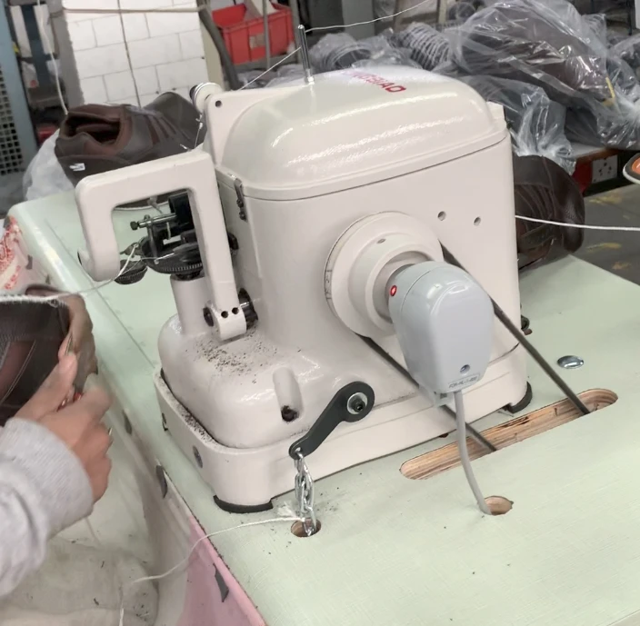 Shoemaking Machine Automatic Fueling Single Double Thread Sewing Machine
Shoemaking Machine Automatic Fueling Single Double Thread Sewing Machine