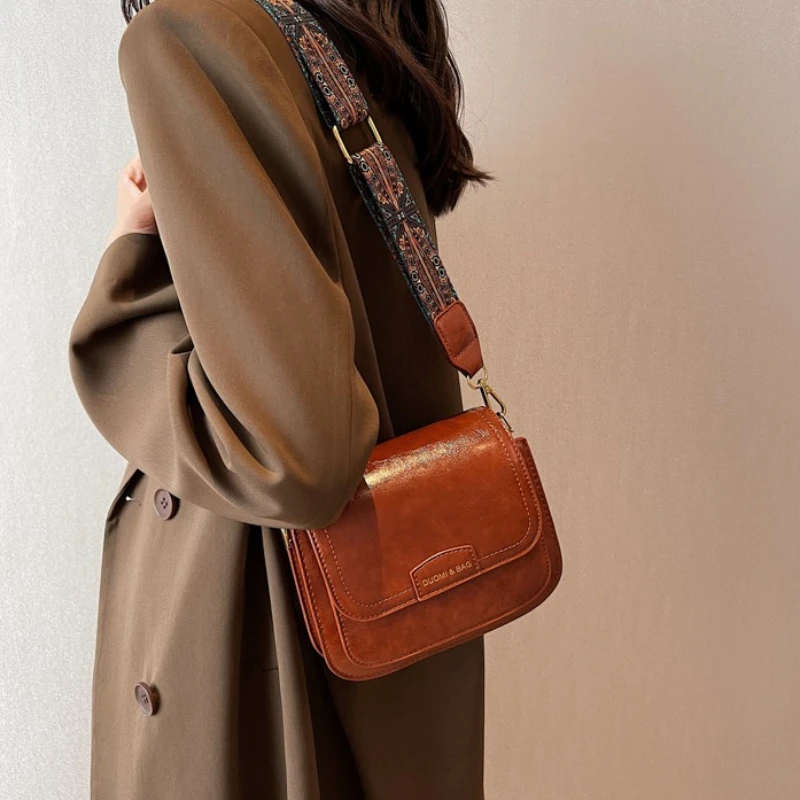 Vintage Olive Green Leather Women Crossbody Bag with Bohemian Printed Wide Strap Retro Flap Shoulder Purse for Casual Sling Bag
Vintage Olive Green Leather Women Crossbody Bag with Bohemian Printed Wide Strap Retro Flap Shoulder Purse for Casual Sling Bag