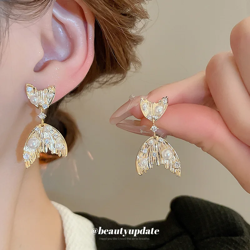 Silver needle mermaid tail zircon pearl earrings high-end fashion retro earrings French versatile new earrings wholesale
Silver needle mermaid tail zircon pearl earrings high-end fashion retro earrings French versatile new earrings wholesale